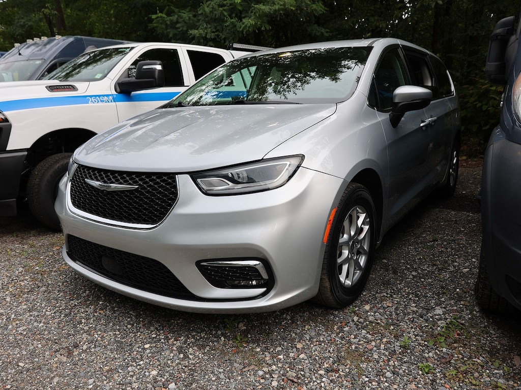 Used 2023 Chrysler Pacifica Touring L Van Passenger Van
