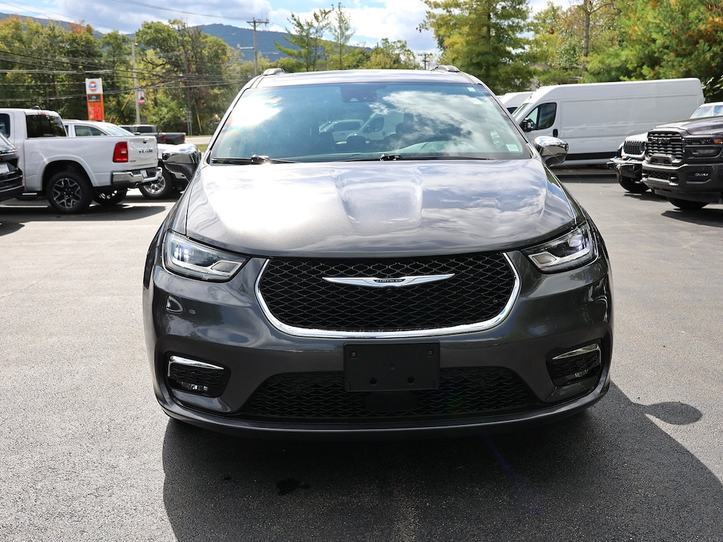 Used 2022 Chrysler Pacifica Limited Van Passenger Van