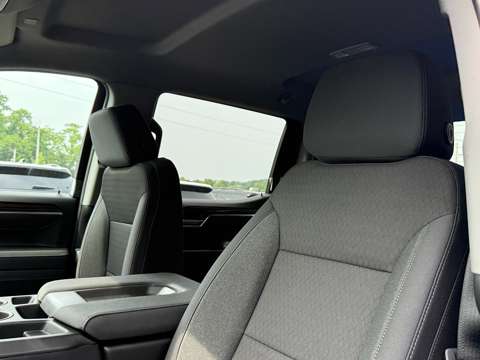 2025 Chevrolet Silverado 1500 LT photo 4