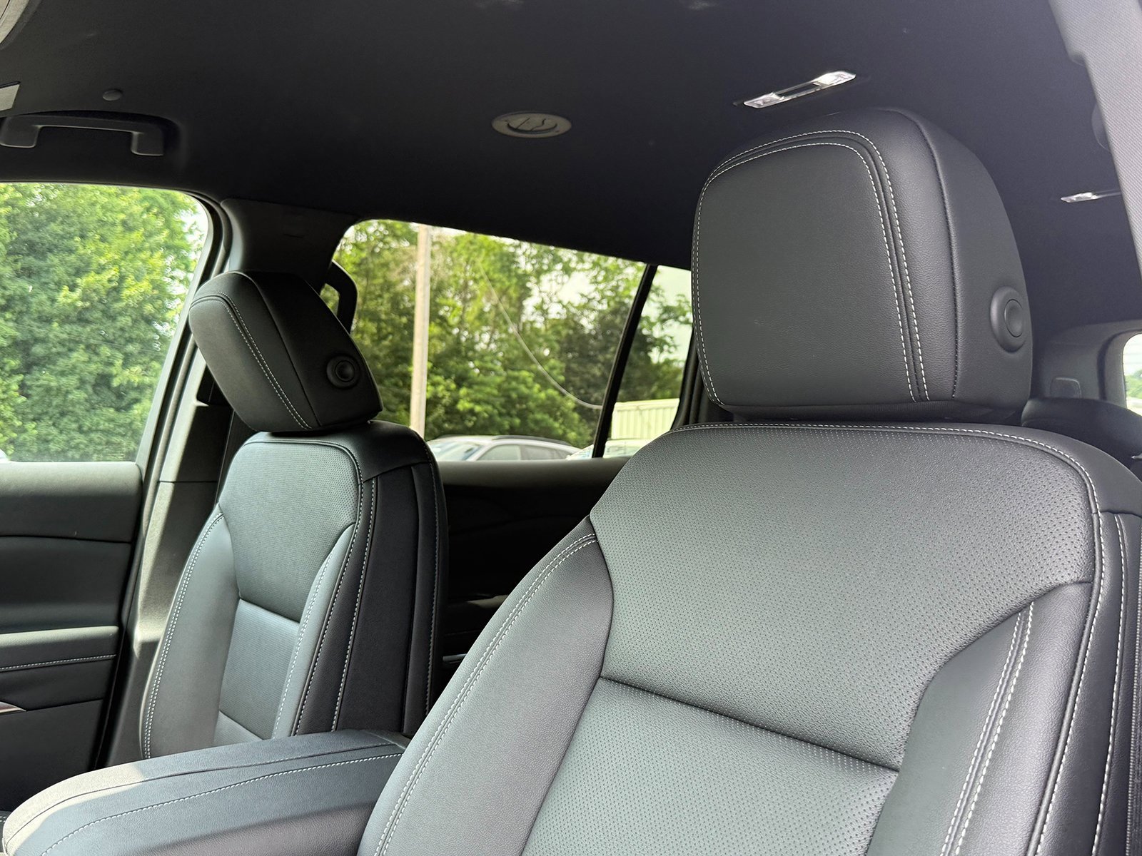 2025 Chevrolet Traverse photo 4