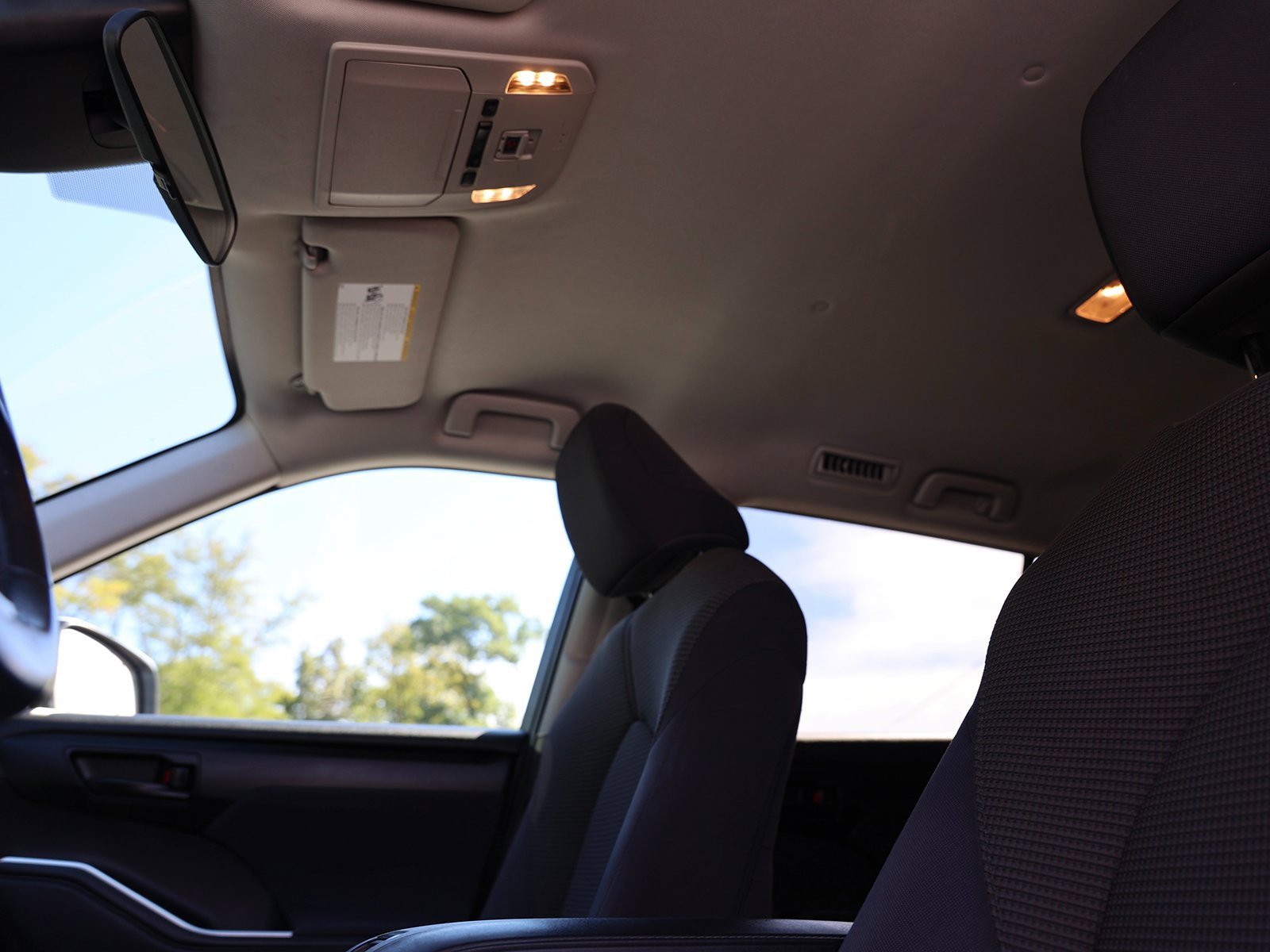 2022 Toyota Highlander LE photo 4