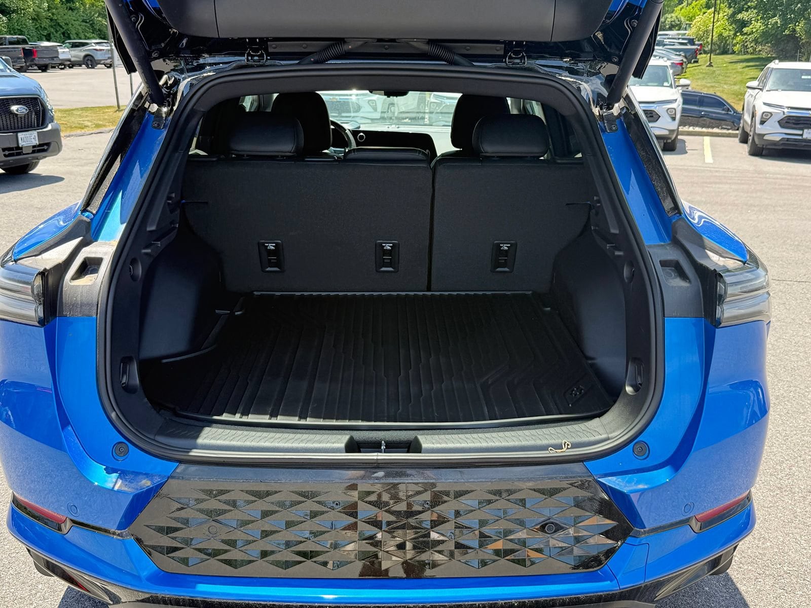 2025 Chevrolet Equinox EV RS - Photo 11