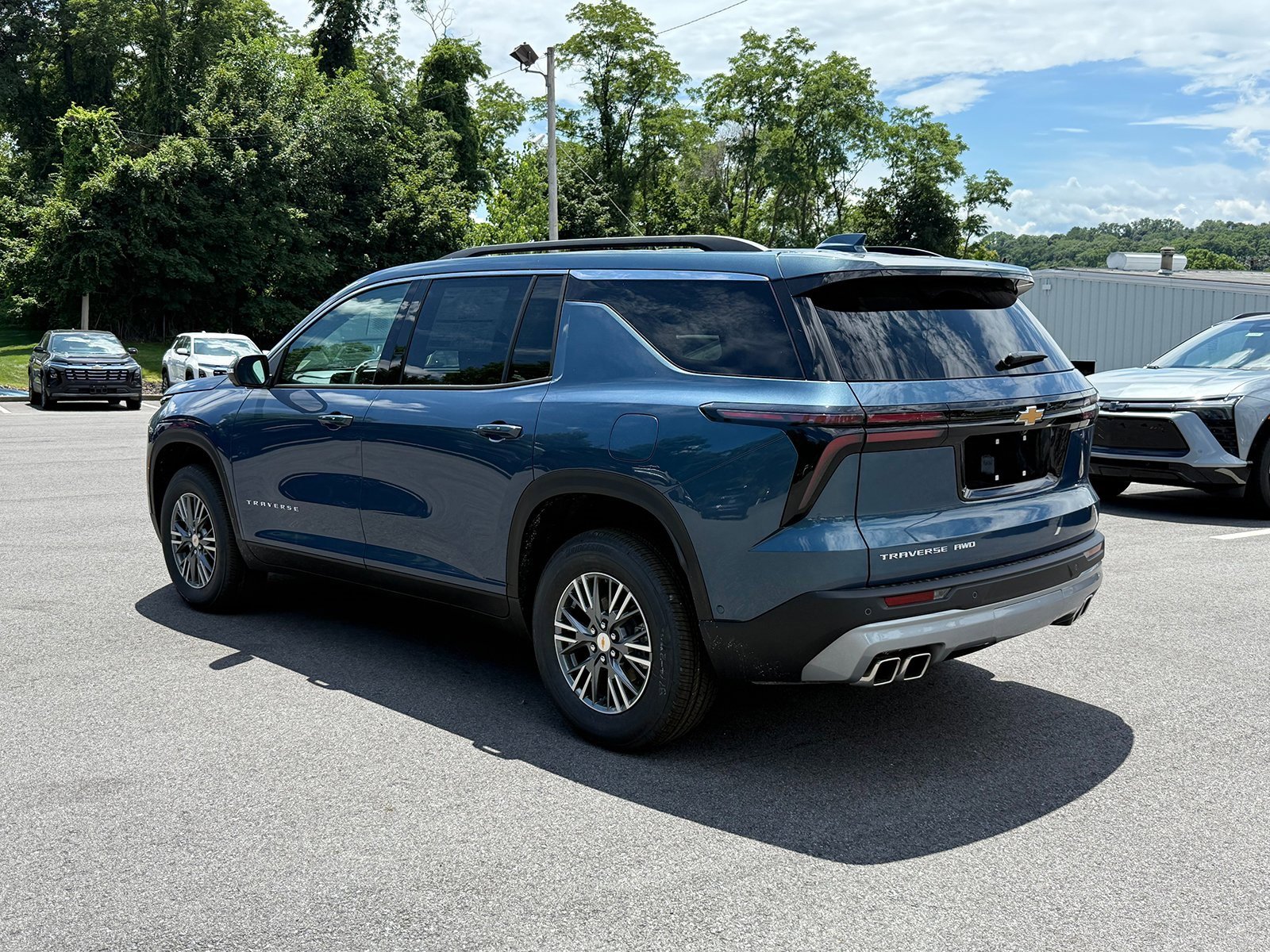 2025 Chevrolet Traverse photo 2