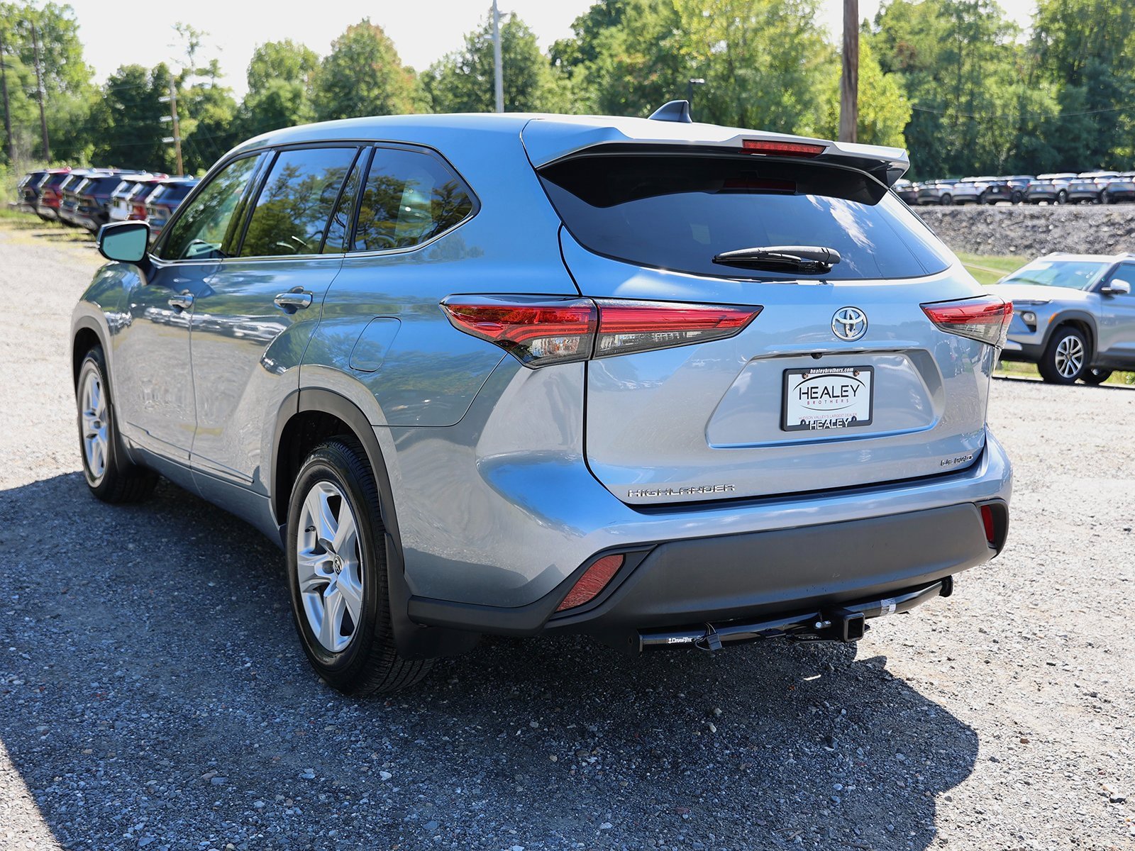 2022 Toyota Highlander LE photo 2