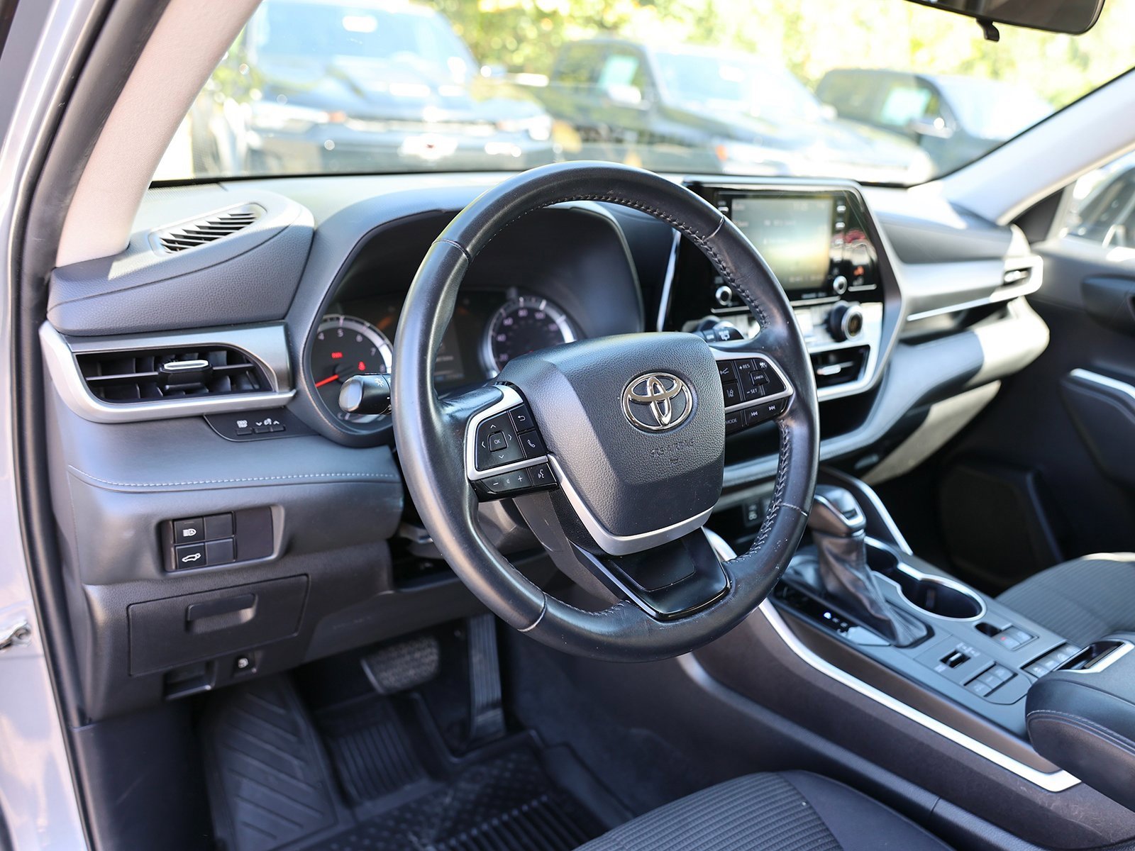 2022 Toyota Highlander LE photo 3