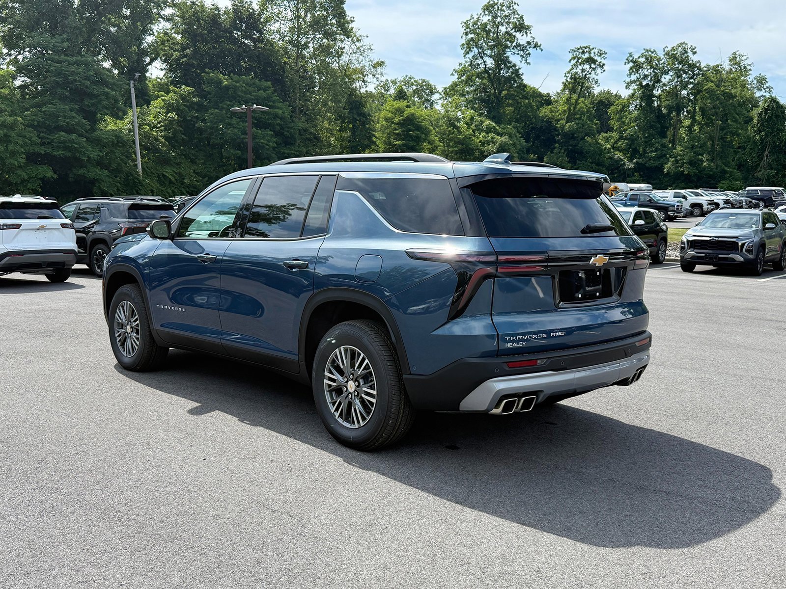 2025 Chevrolet Traverse photo 2