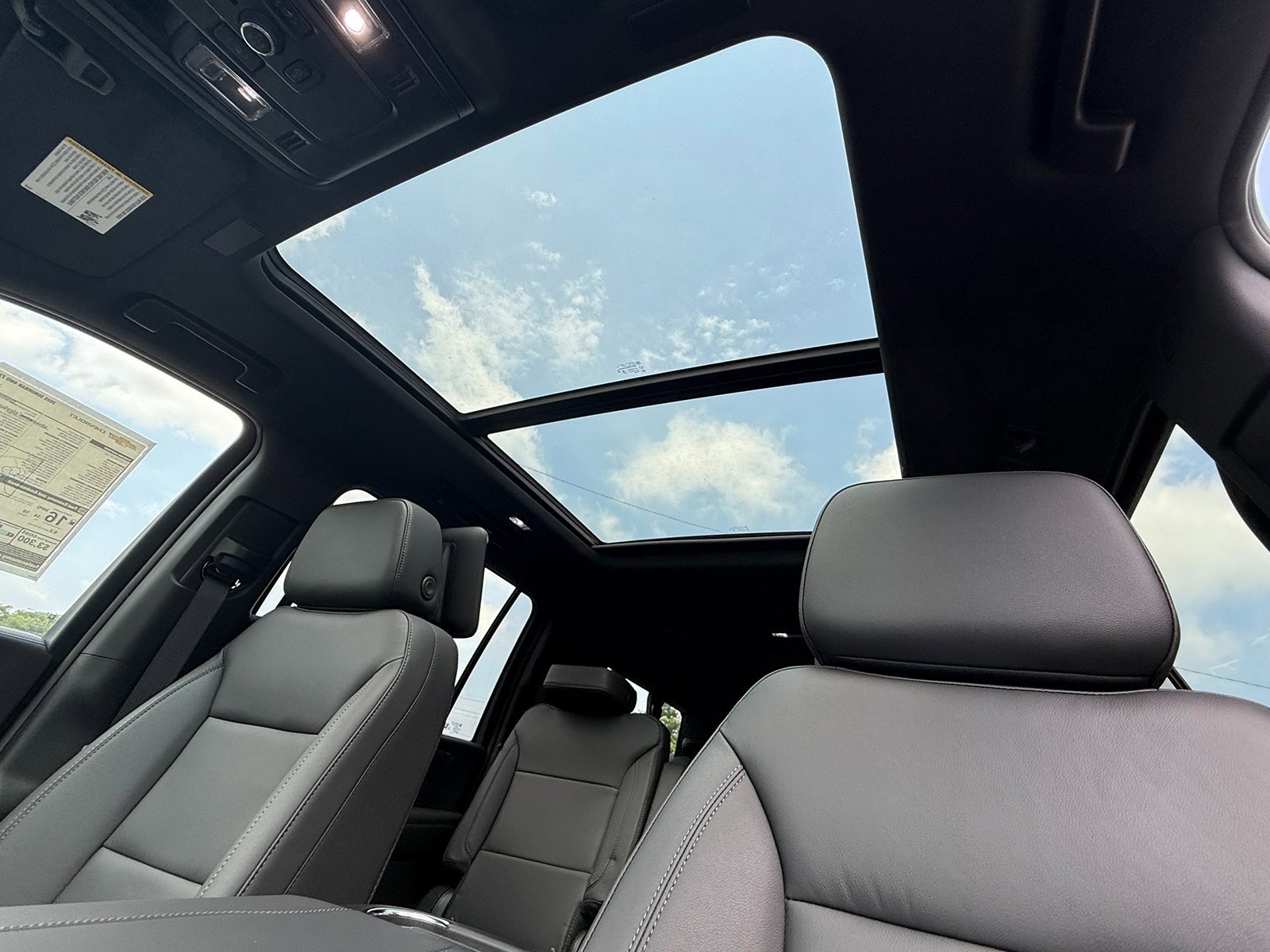 2025 Chevrolet Suburban Z71 photo 4