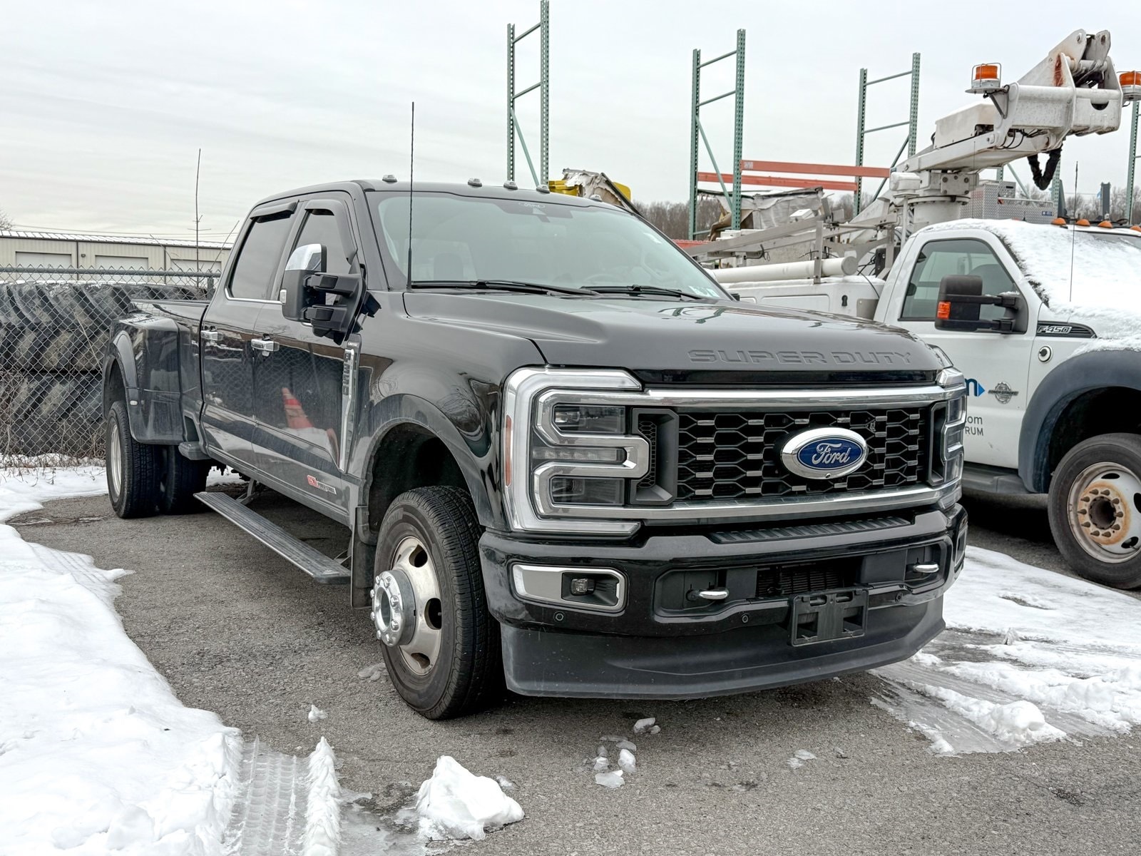2024 Ford F-350 Super Duty Limited's photo