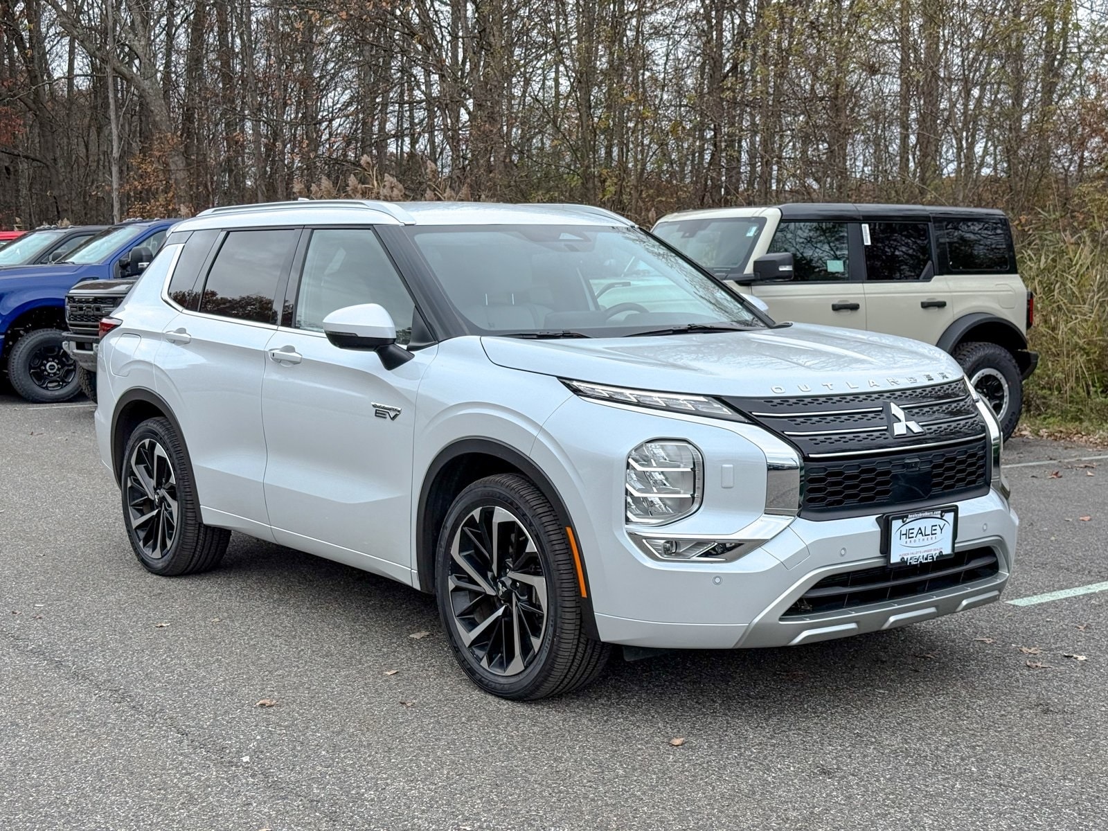 2023 Mitsubishi Outlander Plug-In Hybrid SEL's photo