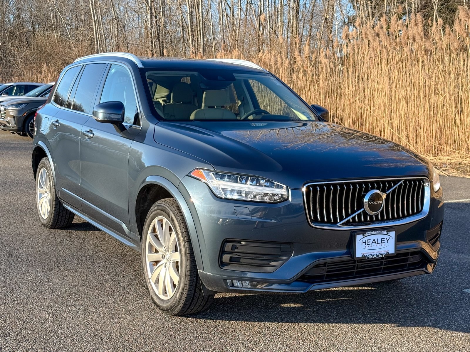 2022 Volvo XC90 Momentum's photo