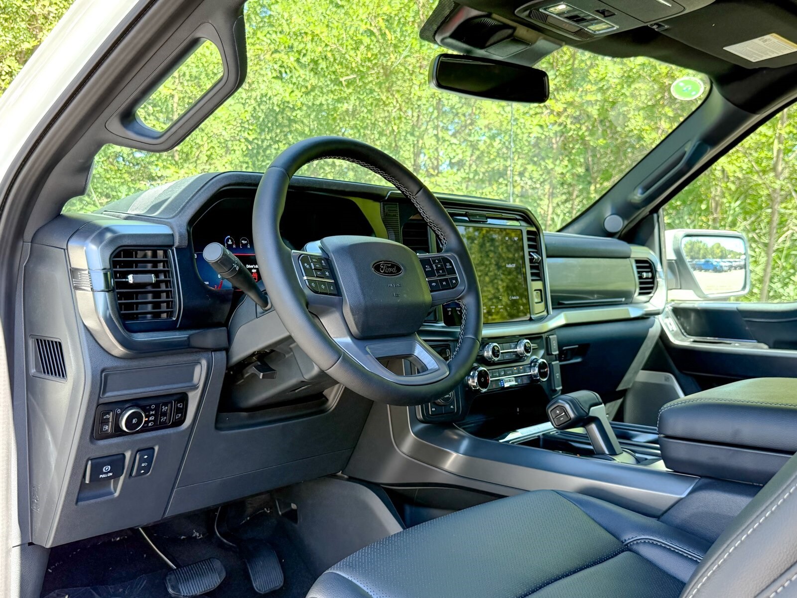 2025 Ford F-150 Lariat photo 2