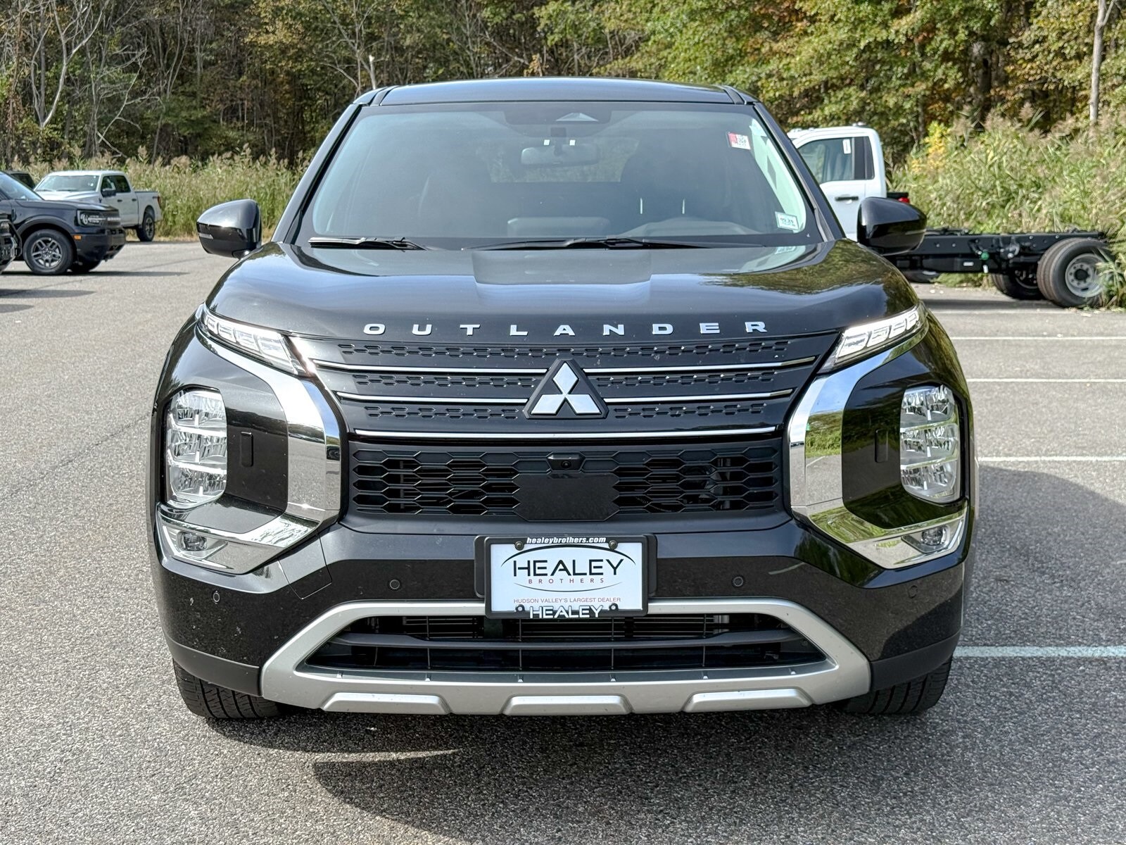 2024 Mitsubishi Outlander photo 2