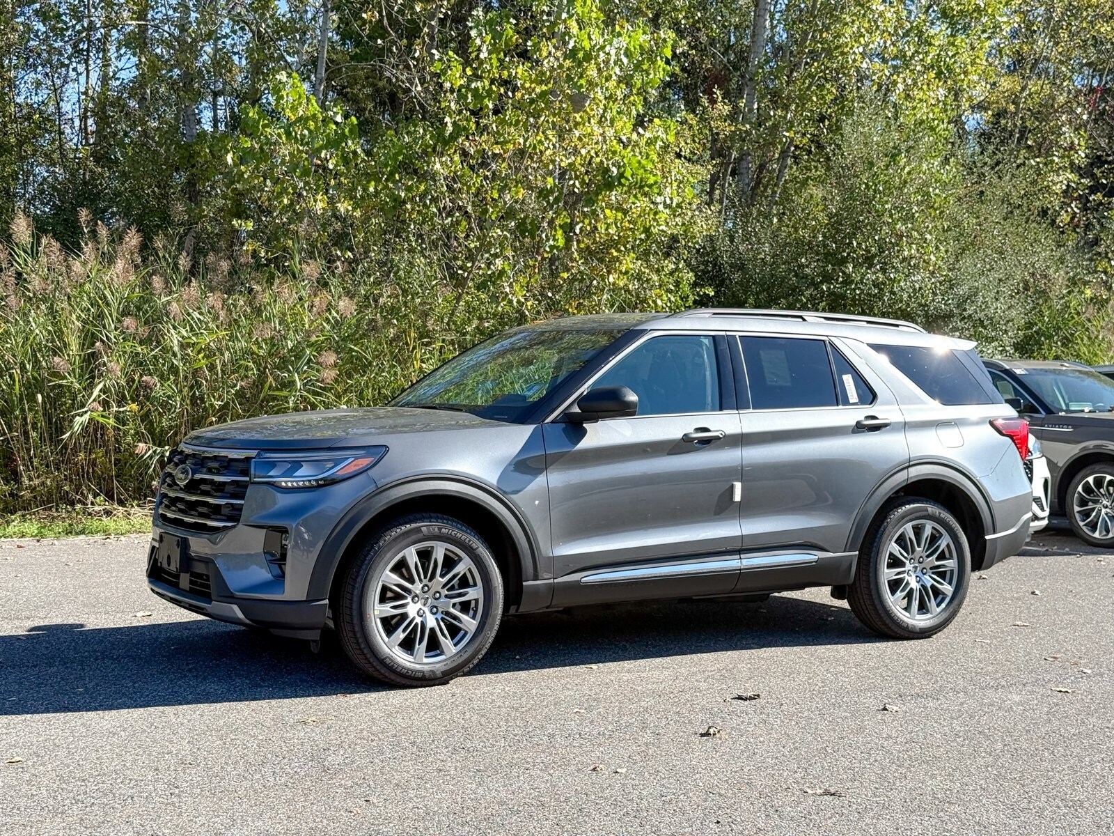 2025 Ford Explorer photo 2