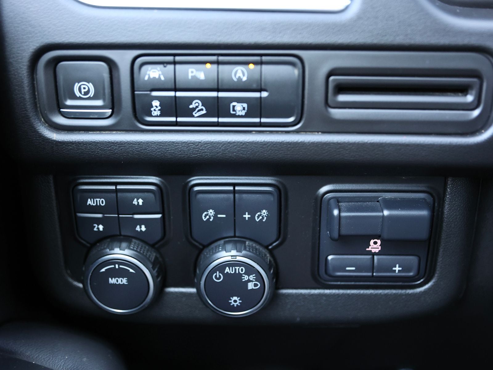 2023 Chevrolet Suburban Z71 - Photo 35