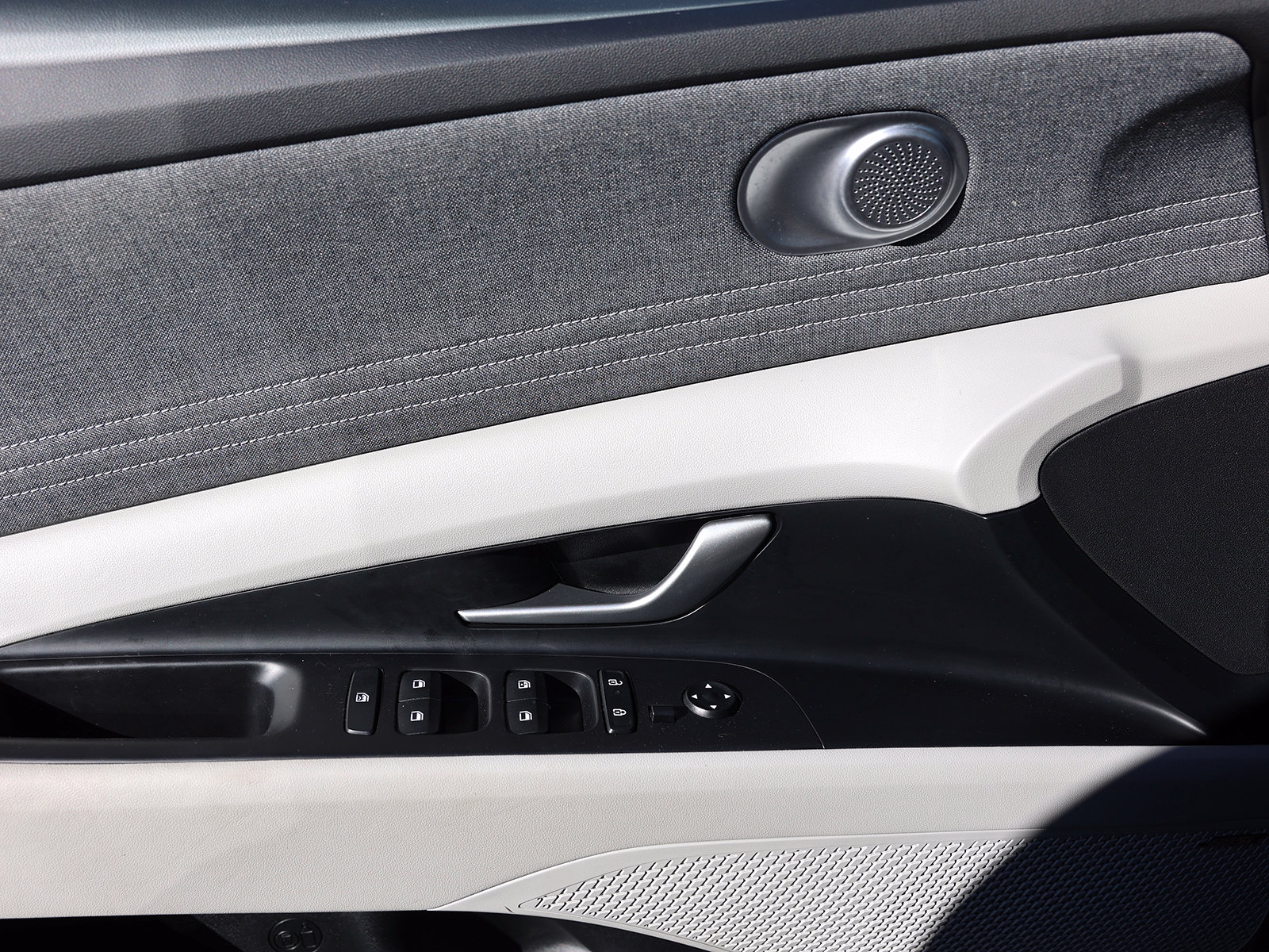 2025 Hyundai Elantra Limited - Photo 34