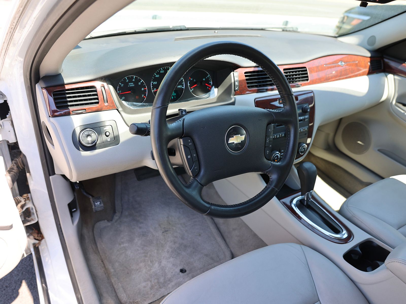 2010 Chevrolet Impala LT - Photo 14