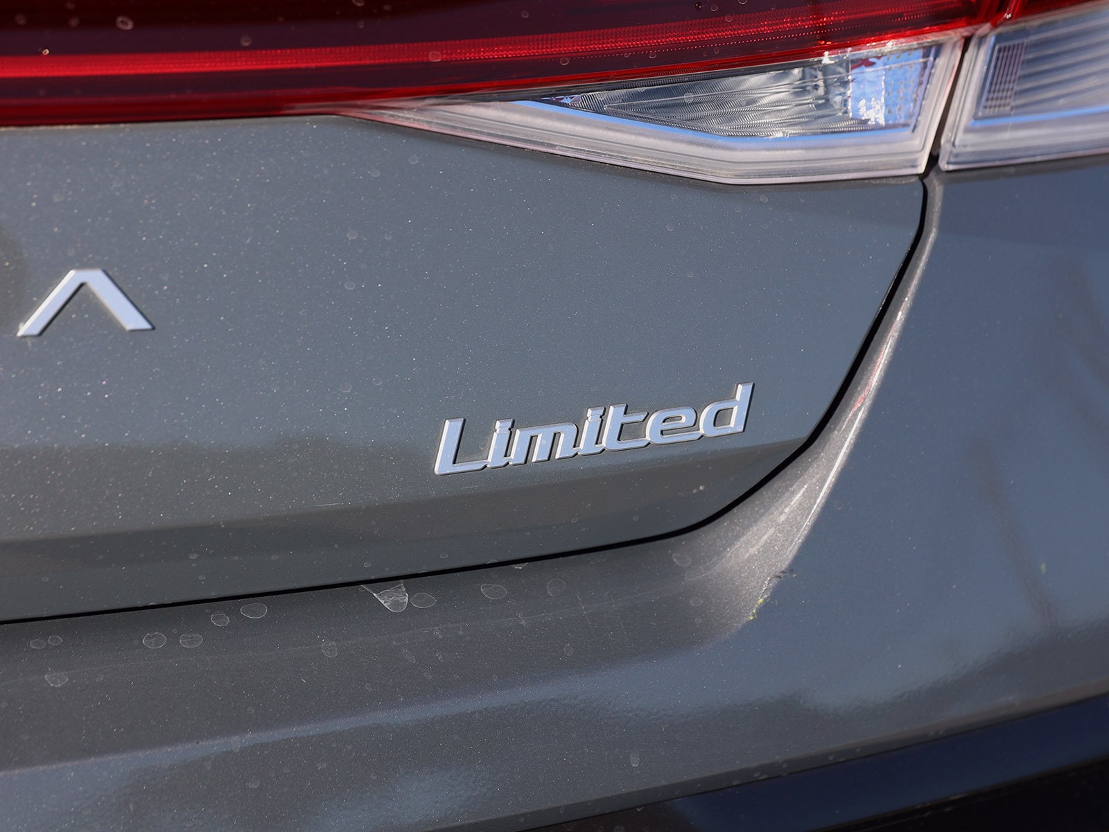 2025 Hyundai Elantra Limited - Photo 9