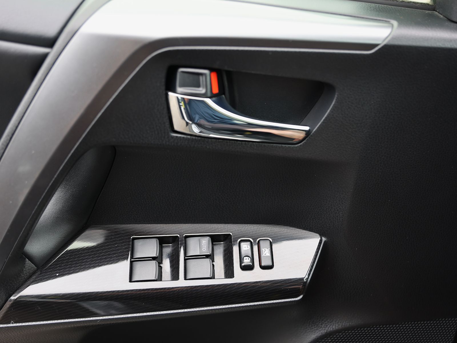 2017 Toyota RAV4 SE - Photo 34