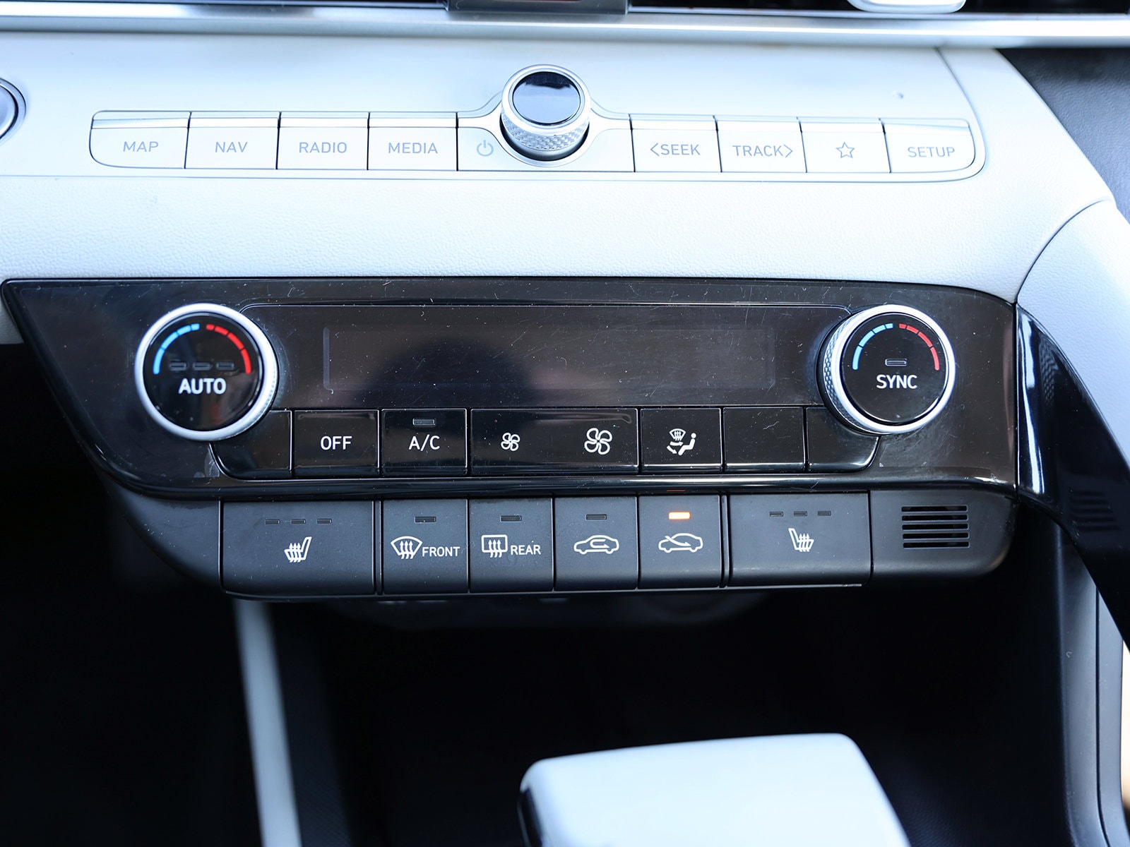 2025 Hyundai Elantra Limited - Photo 25