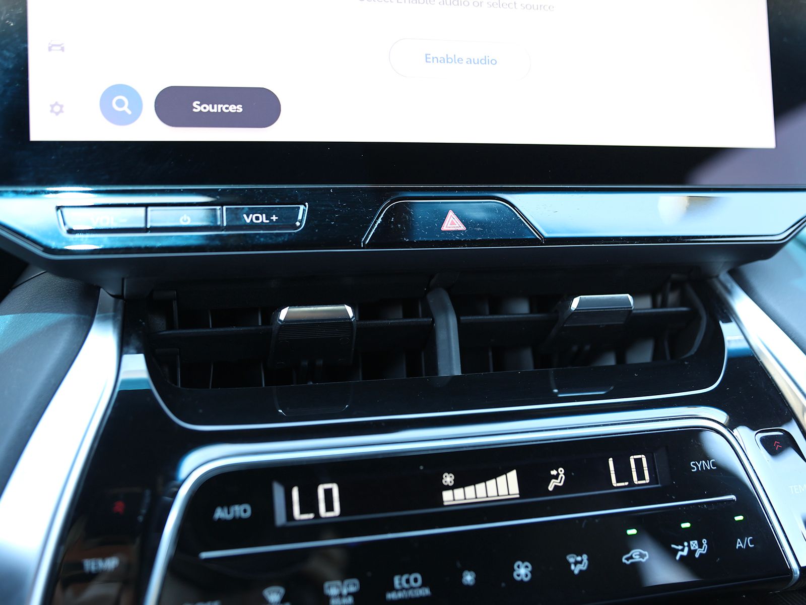 2024 Toyota Venza XLE - Photo 25