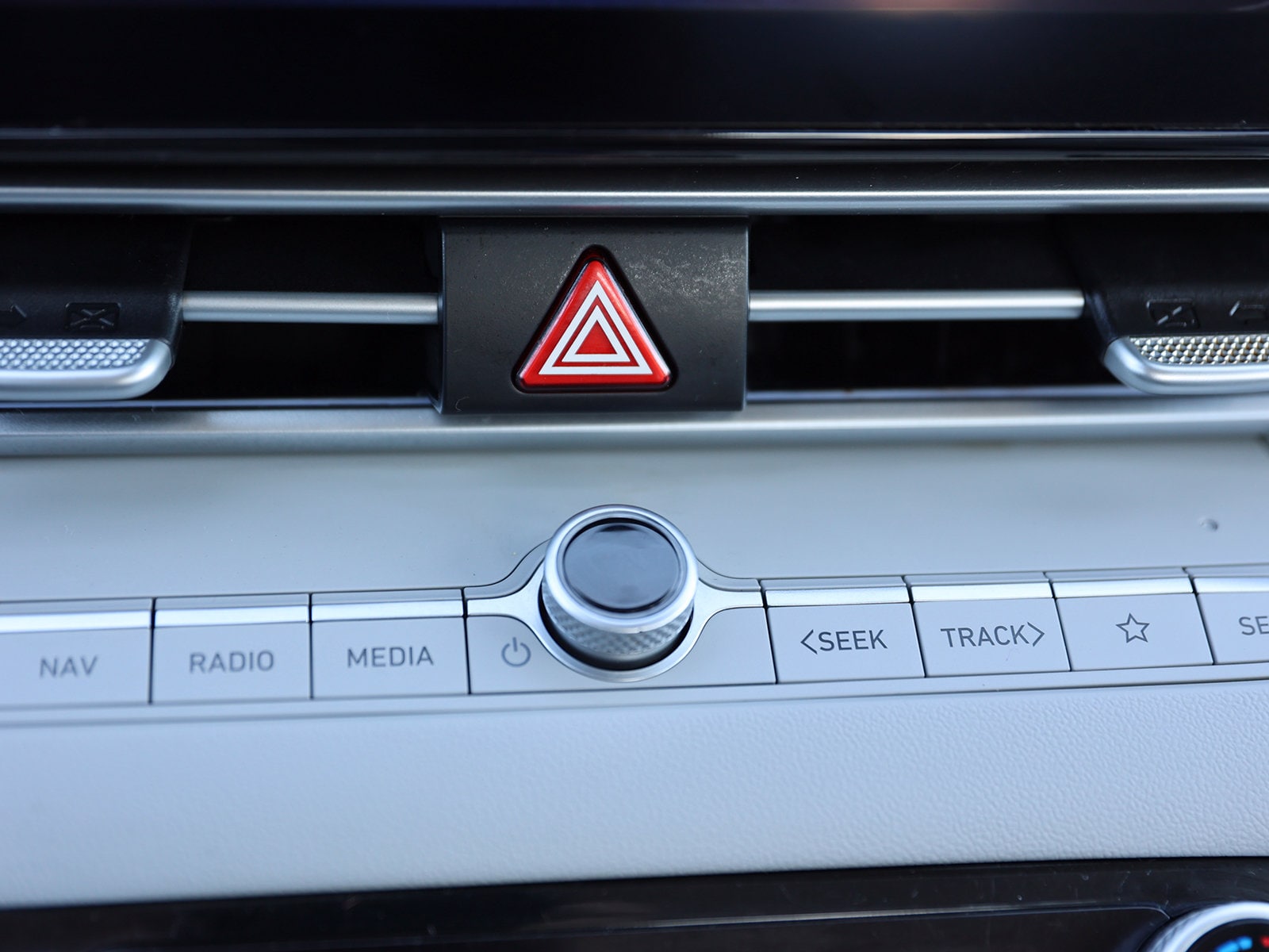 2025 Hyundai Elantra Limited - Photo 23