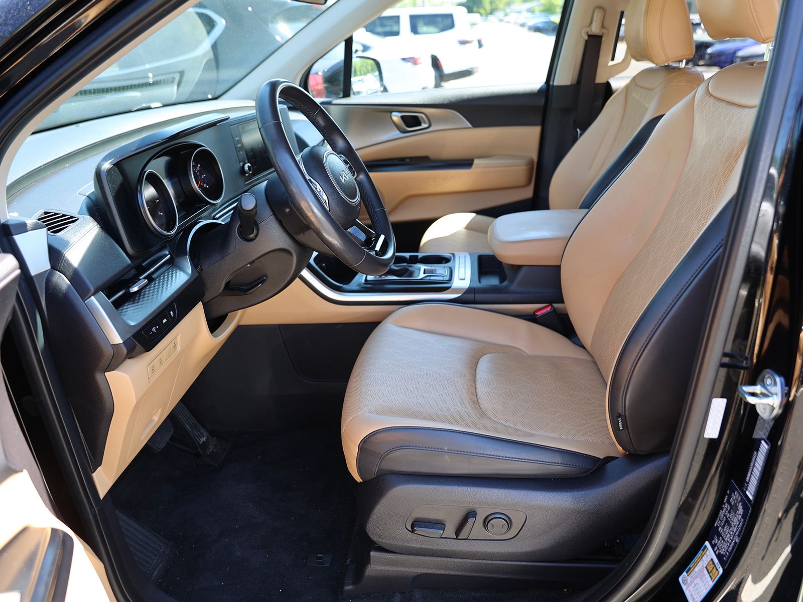 2024 Kia Carnival LX Seat Pkg - Photo 16