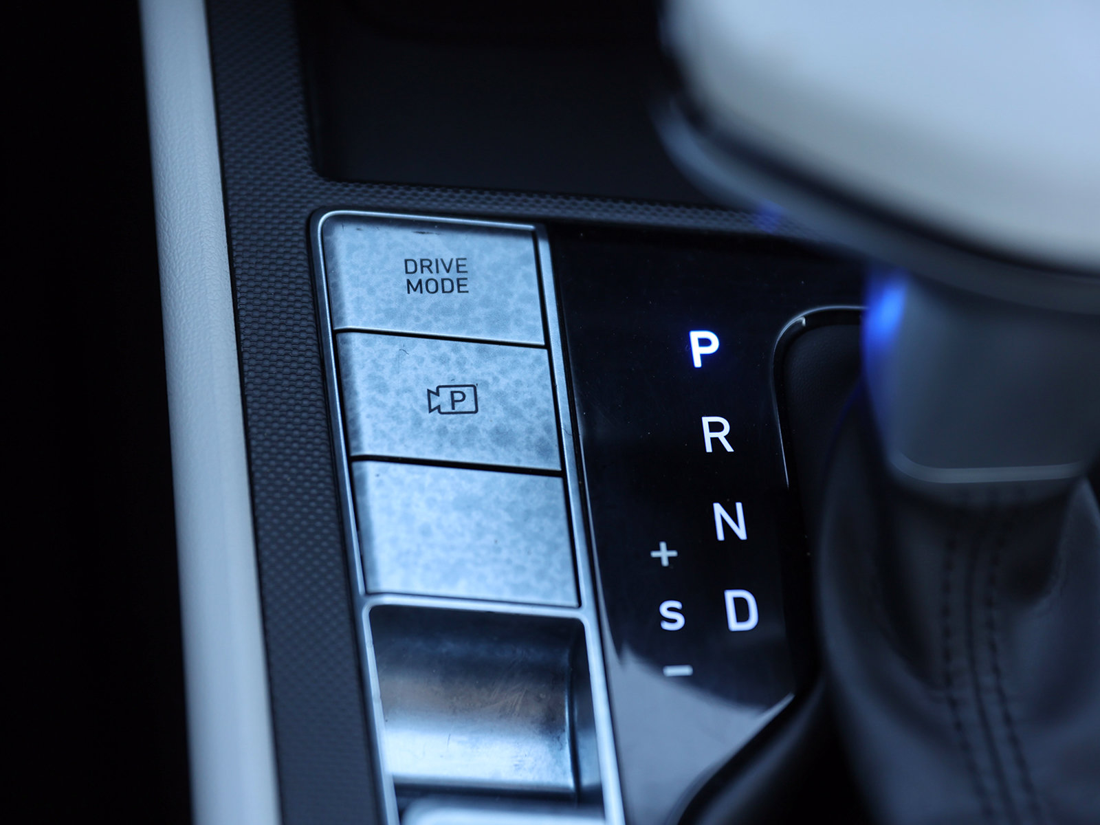 2025 Hyundai Elantra Limited - Photo 30