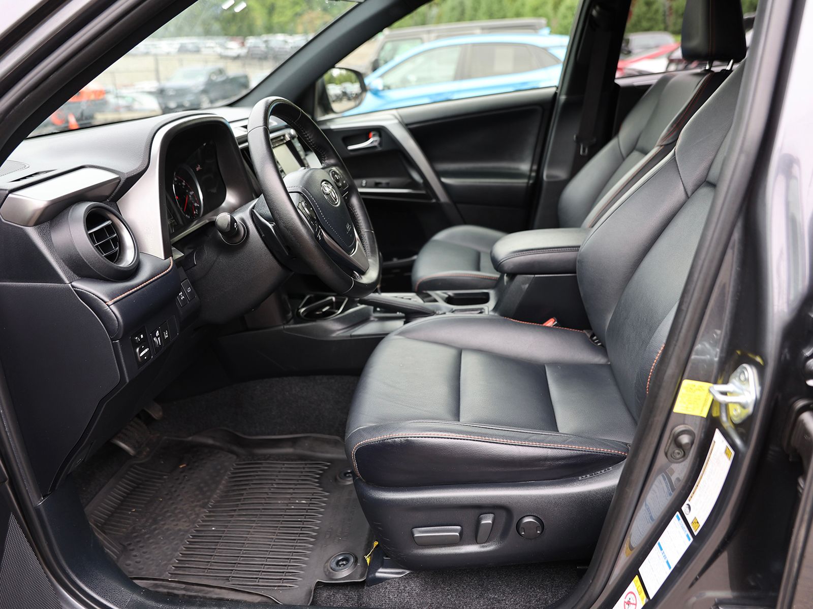 2017 Toyota RAV4 SE - Photo 17