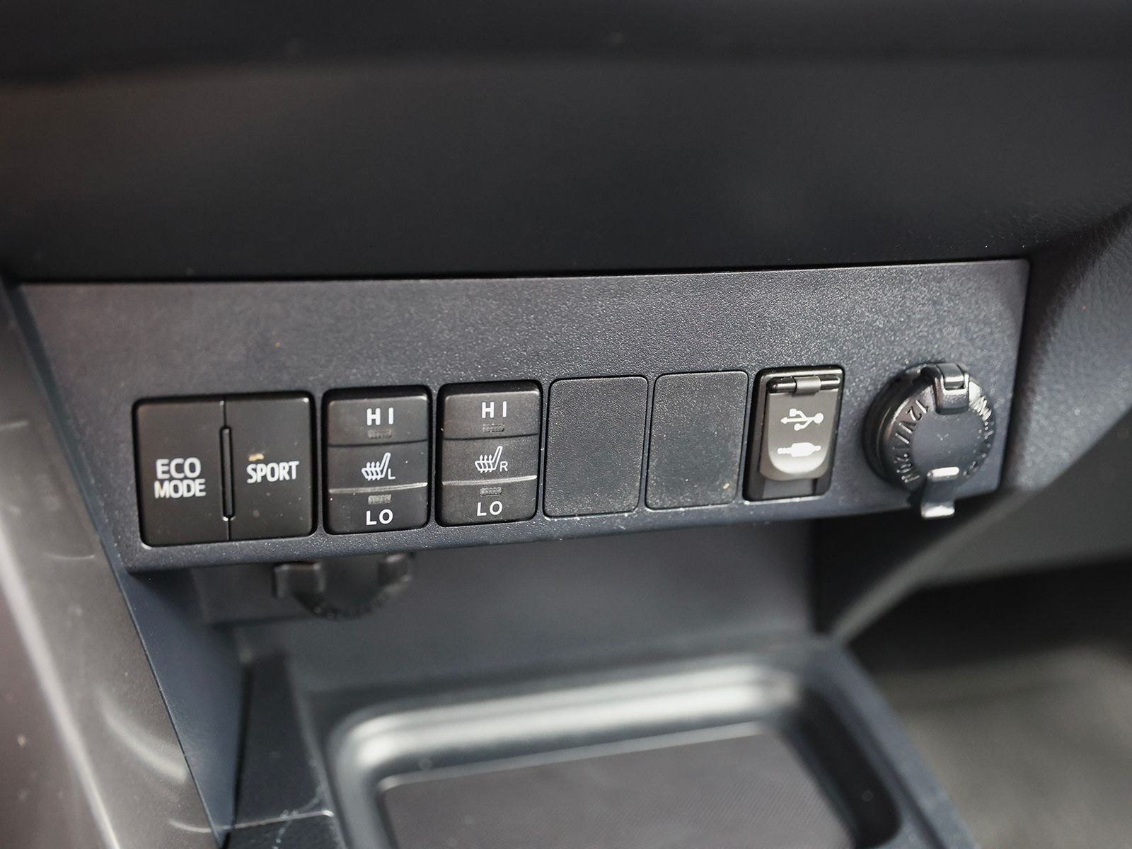 2017 Toyota RAV4 SE - Photo 27