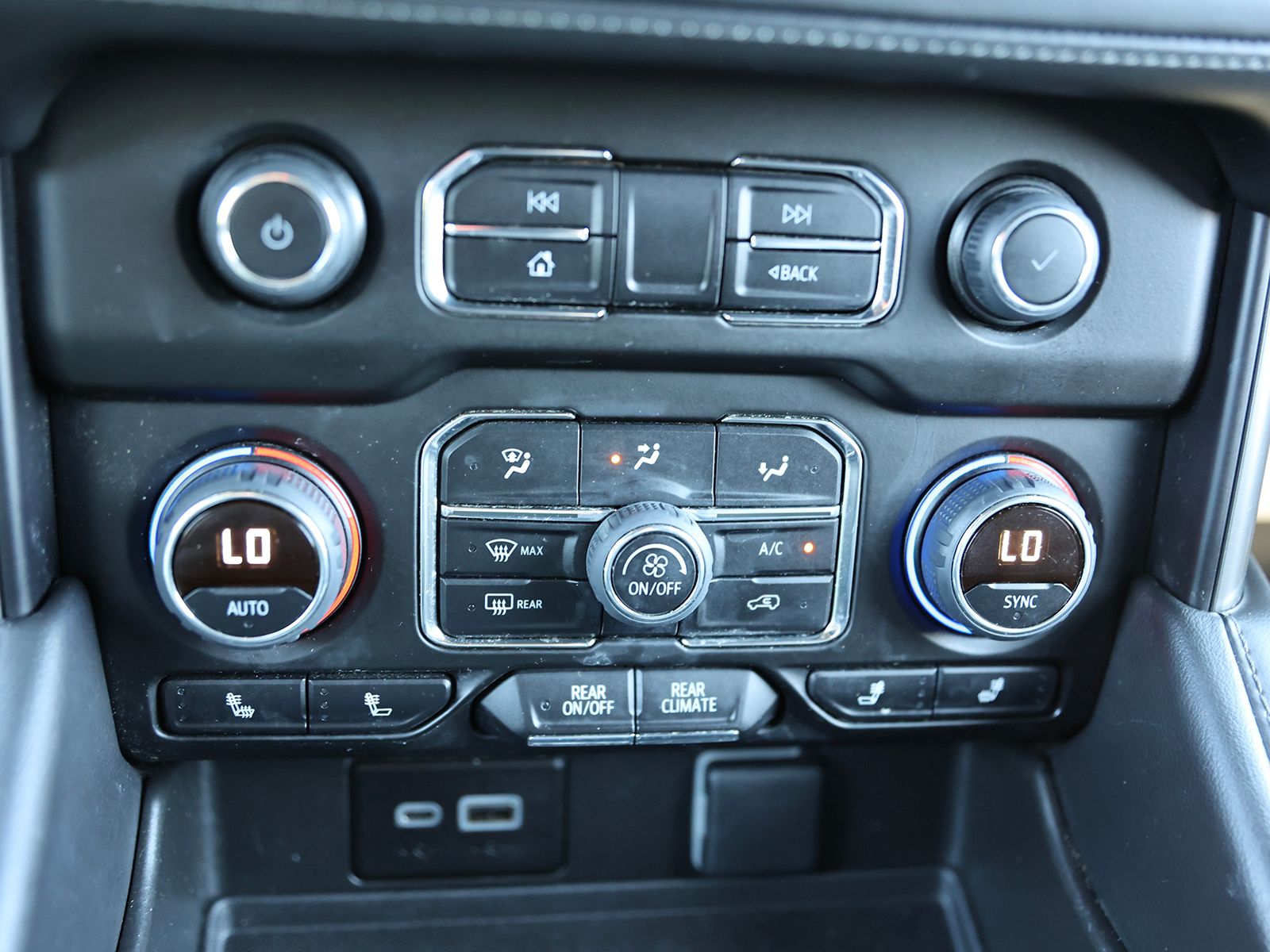 2023 Chevrolet Suburban Z71 - Photo 30