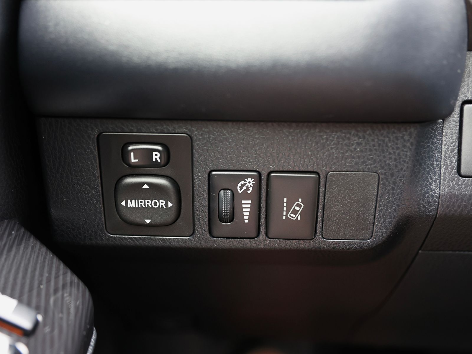 2017 Toyota RAV4 SE - Photo 32