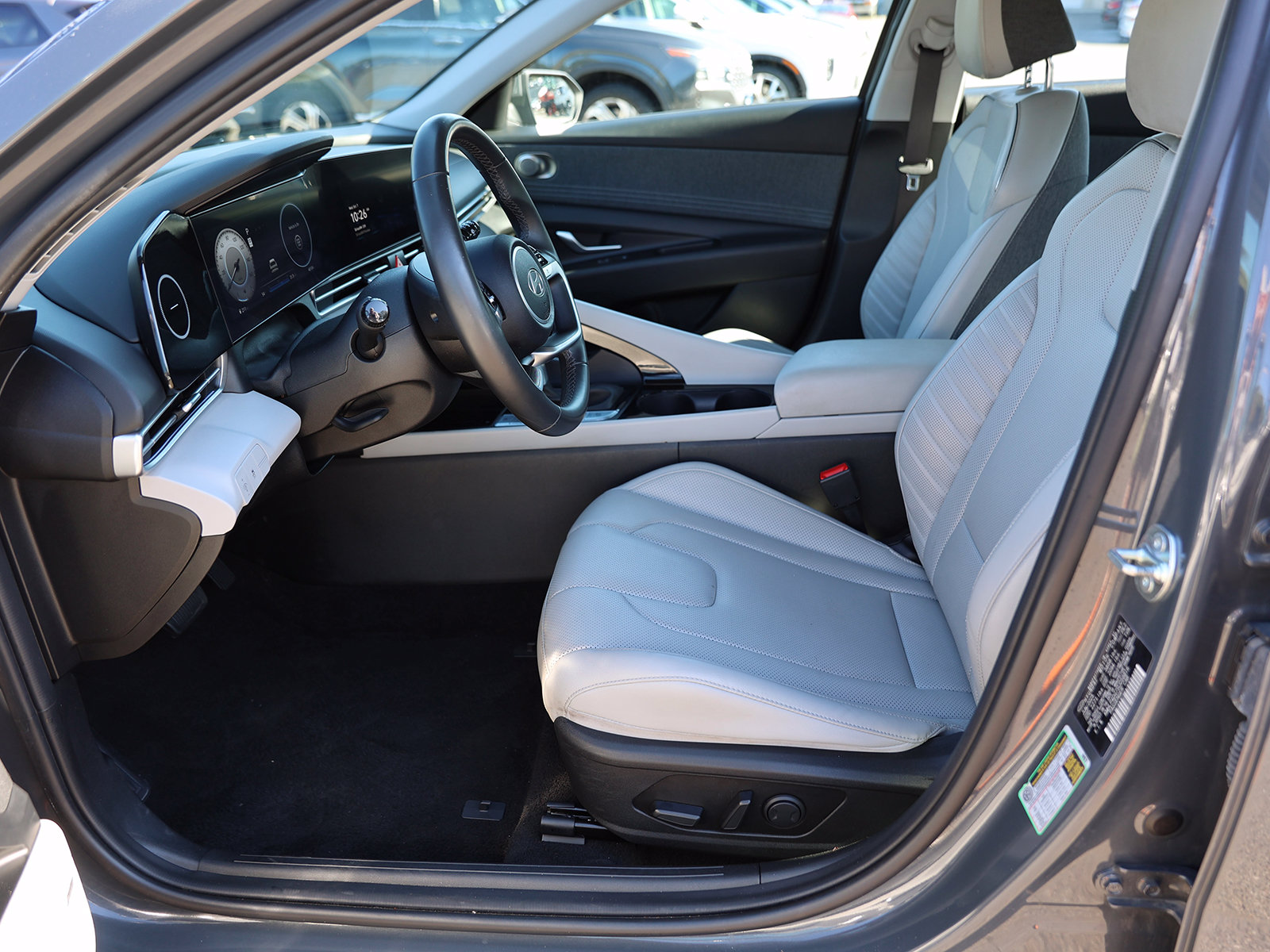 2025 Hyundai Elantra Limited - Photo 15