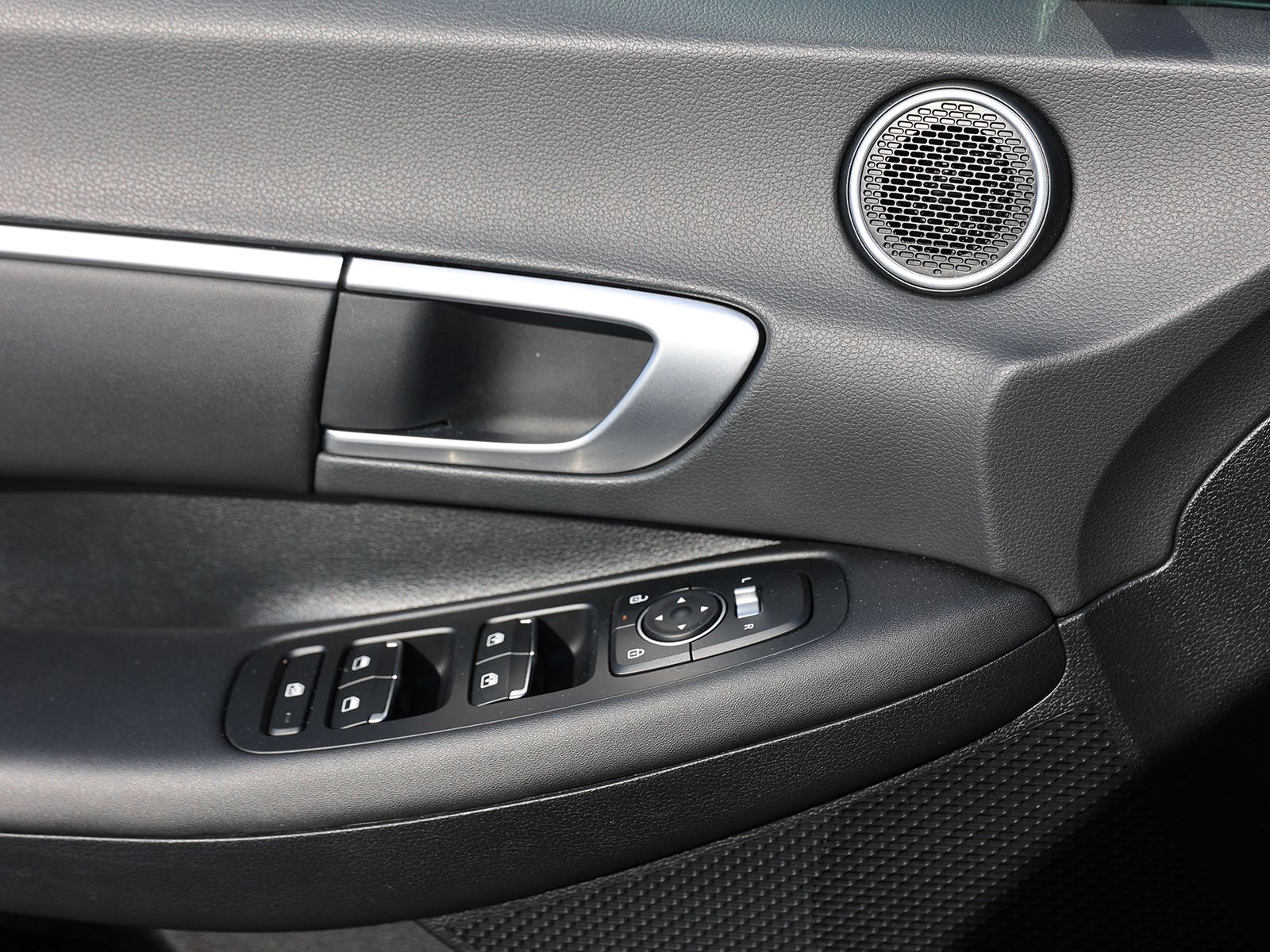 2024 Hyundai Sonata Hybrid SEL - Photo 32