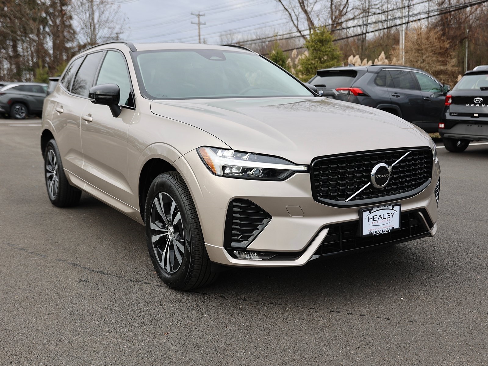 2025 Volvo XC60 Core's photo