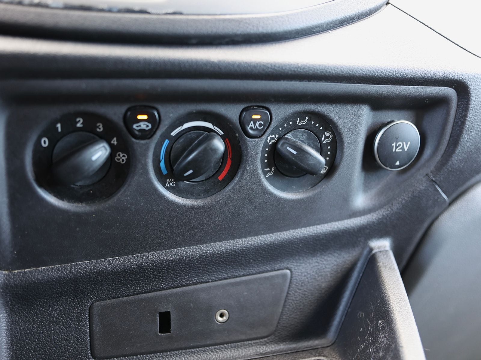 2016 Ford Transit XLT - Photo 24