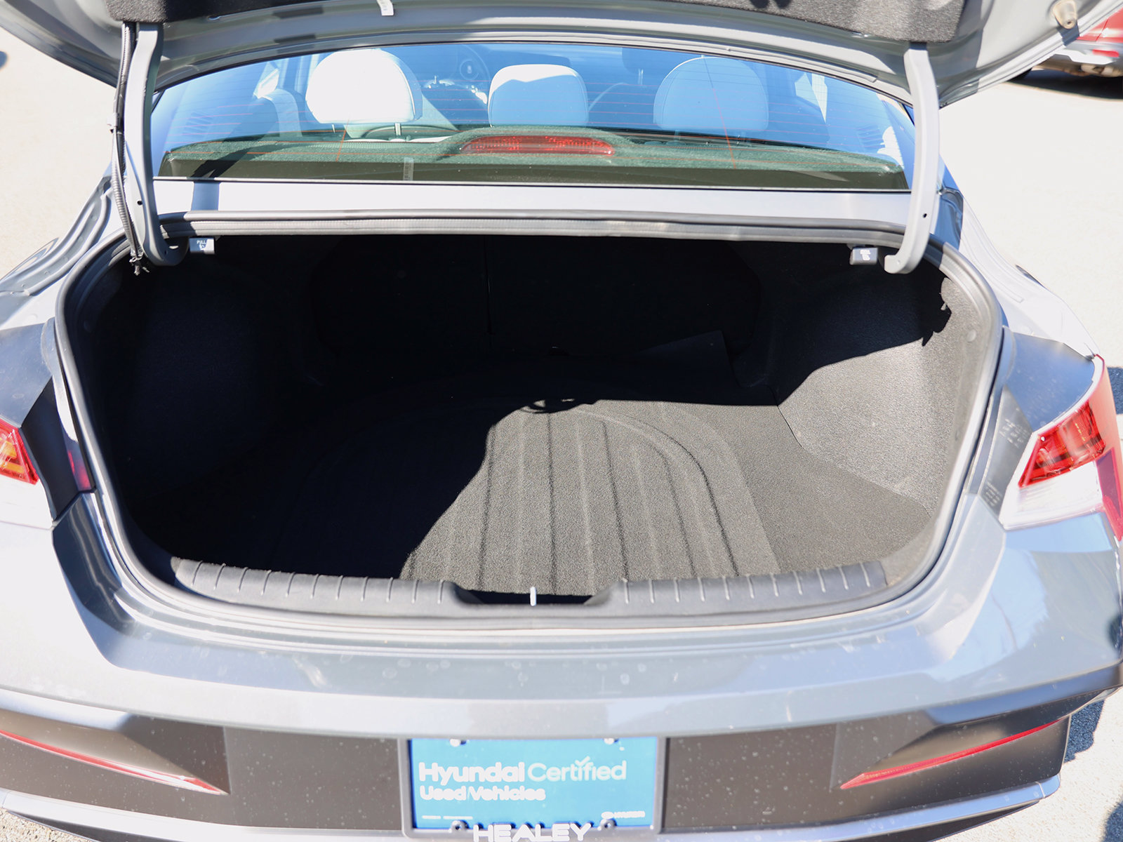 2025 Hyundai Elantra Limited - Photo 12