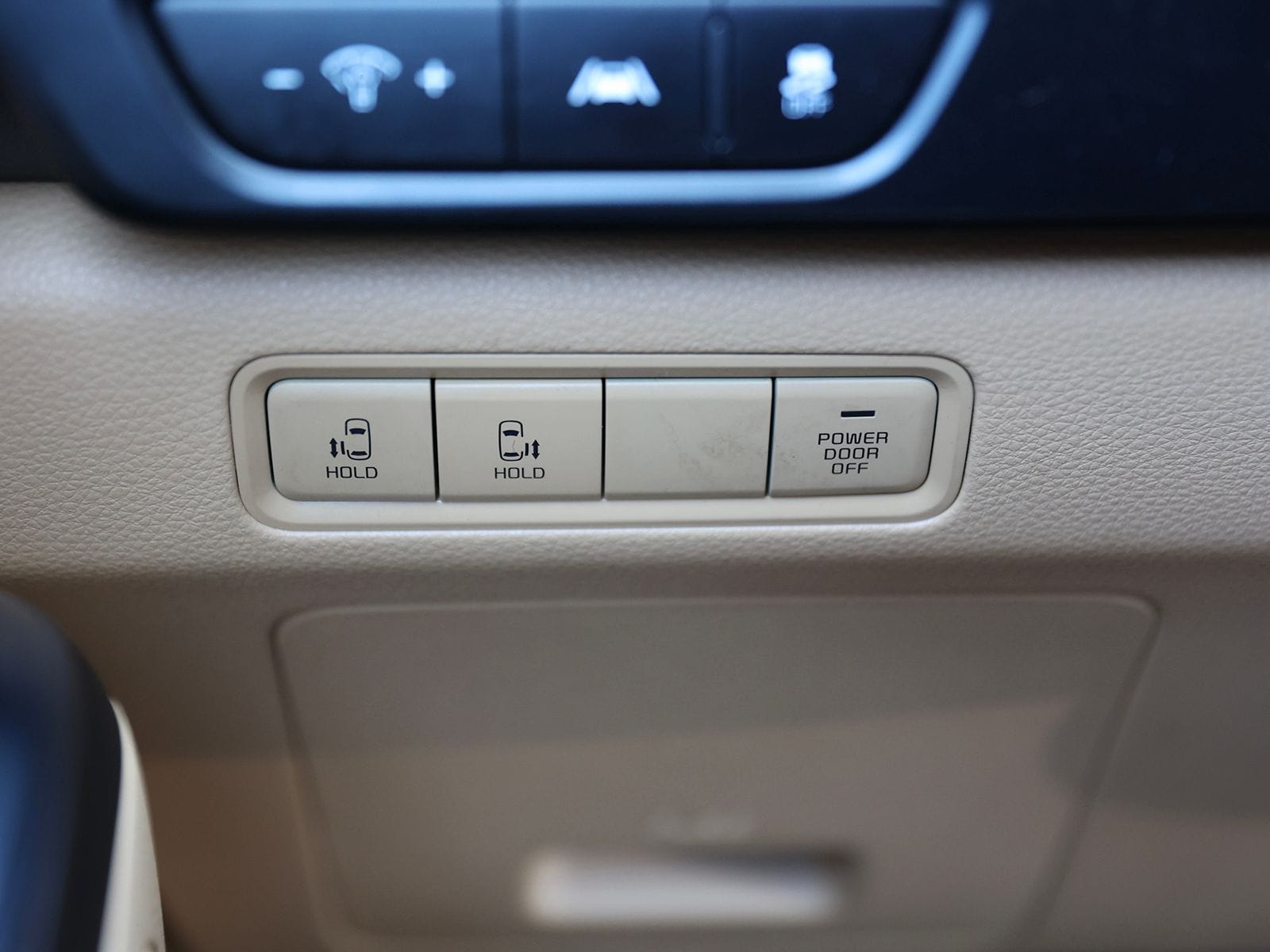 2024 Kia Carnival LX Seat Pkg - Photo 34