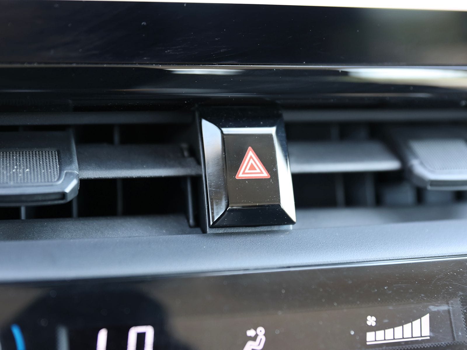 2023 Toyota Corolla LE - Photo 25