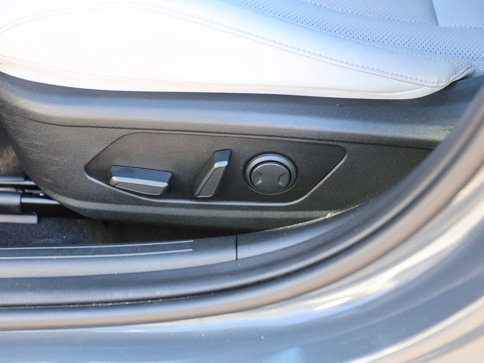 2025 Hyundai Elantra Limited - Photo 16