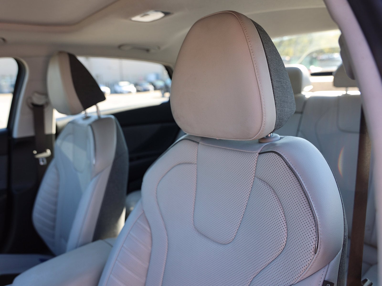 2025 Hyundai Elantra Limited - Photo 17