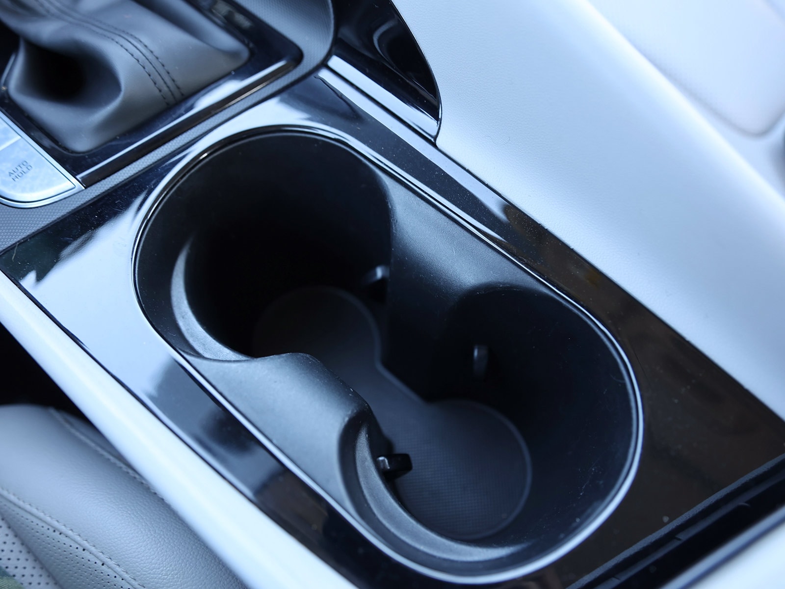 2025 Hyundai Elantra Limited - Photo 32