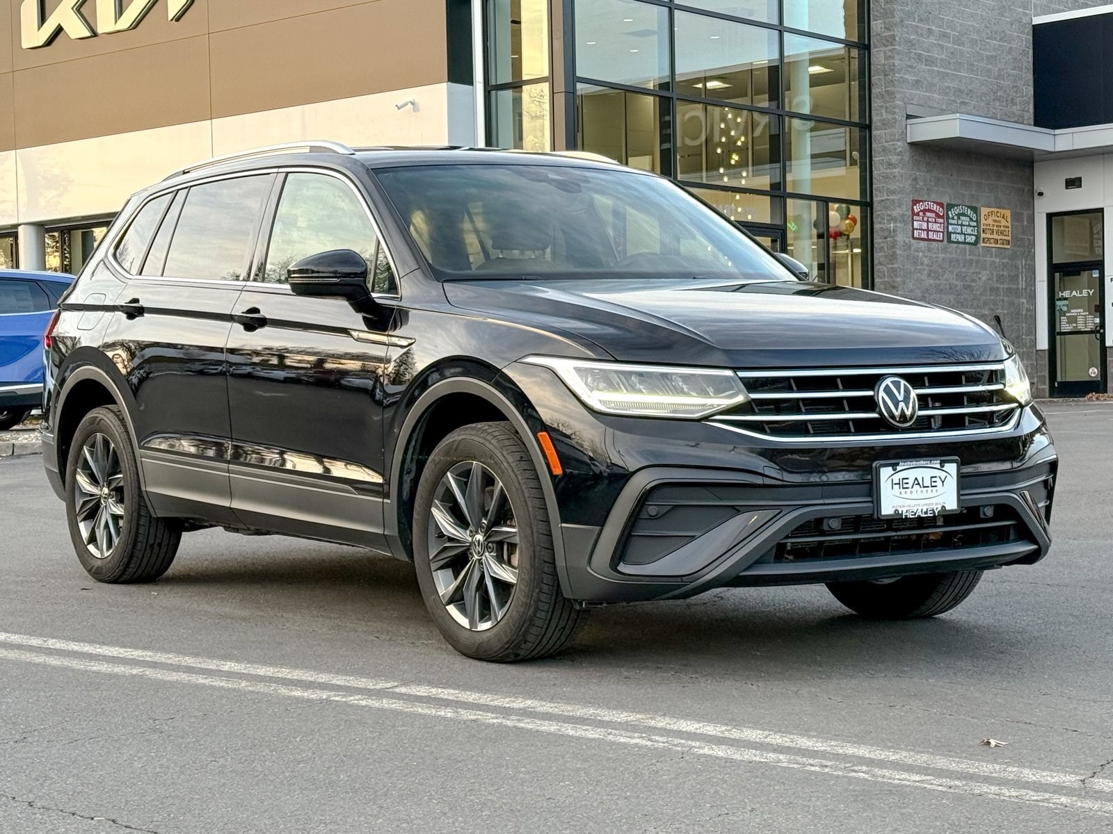 2023 Volkswagen Tiguan SE's photo