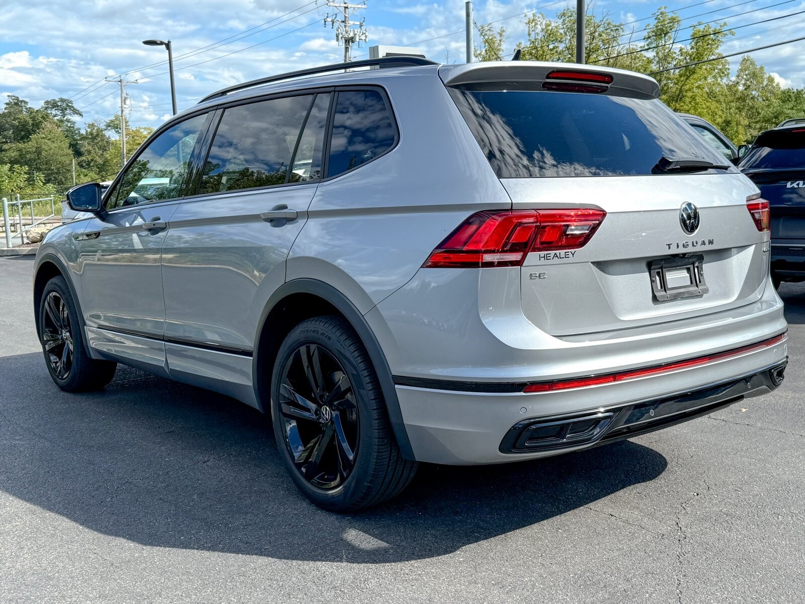 2023 Volkswagen Tiguan SE R-Line Black photo 2