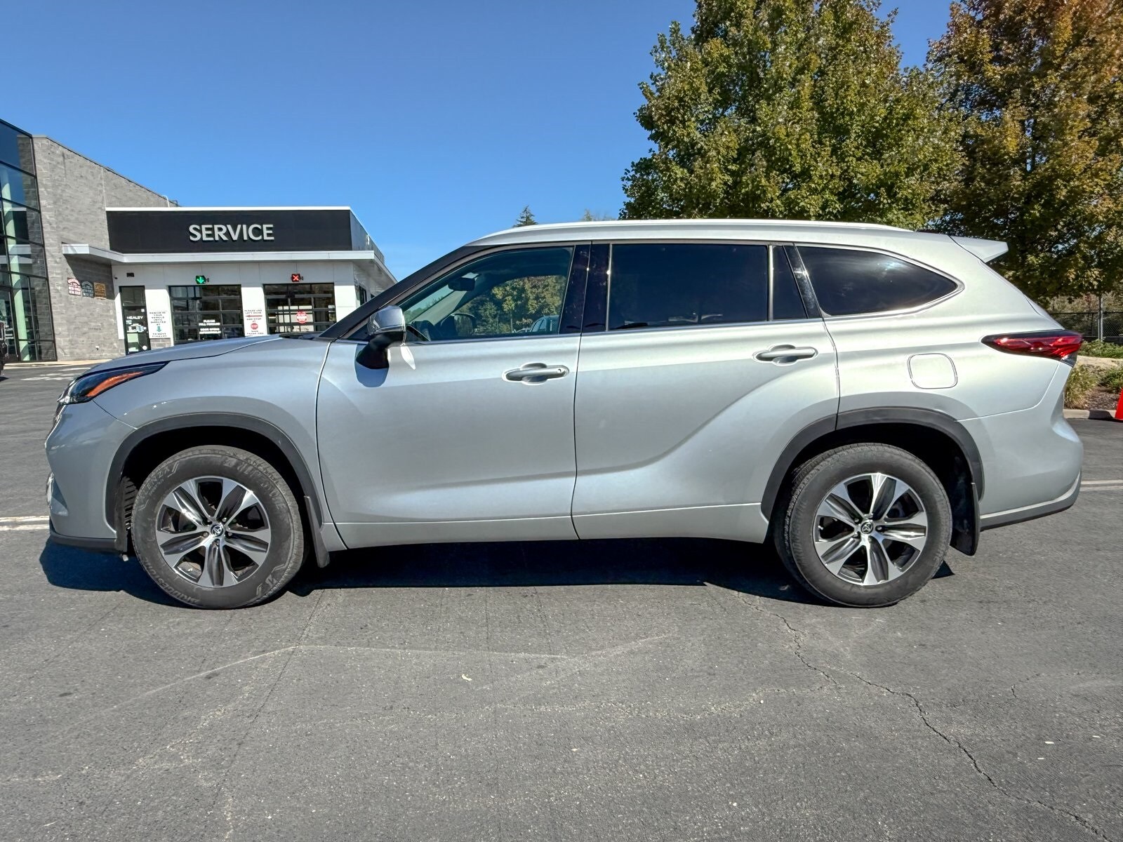 2022 Toyota Highlander XLE photo 2