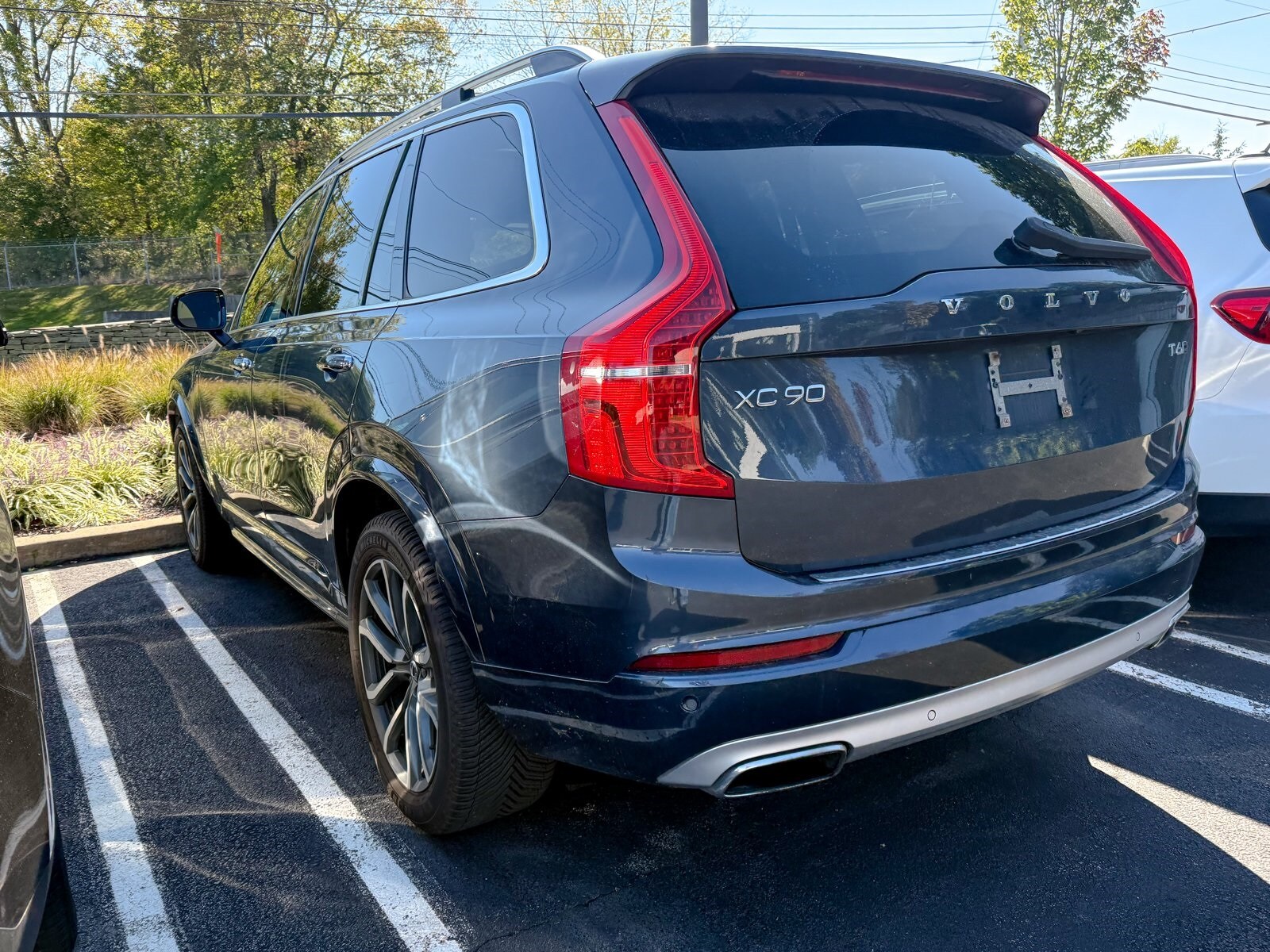 2019 Volvo XC90 T6 Momentum photo 2