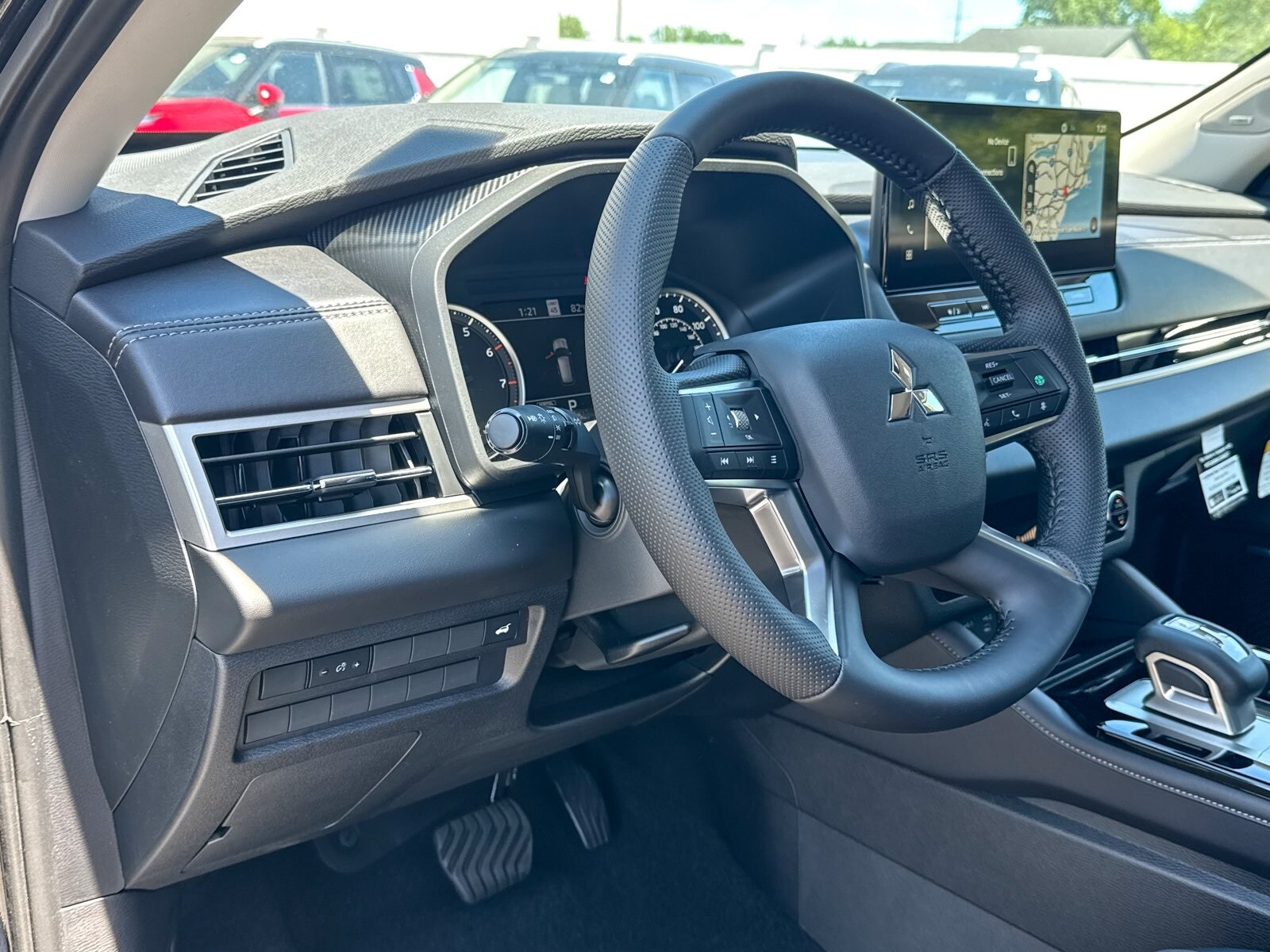 2025 Mitsubishi Outlander SE photo 3