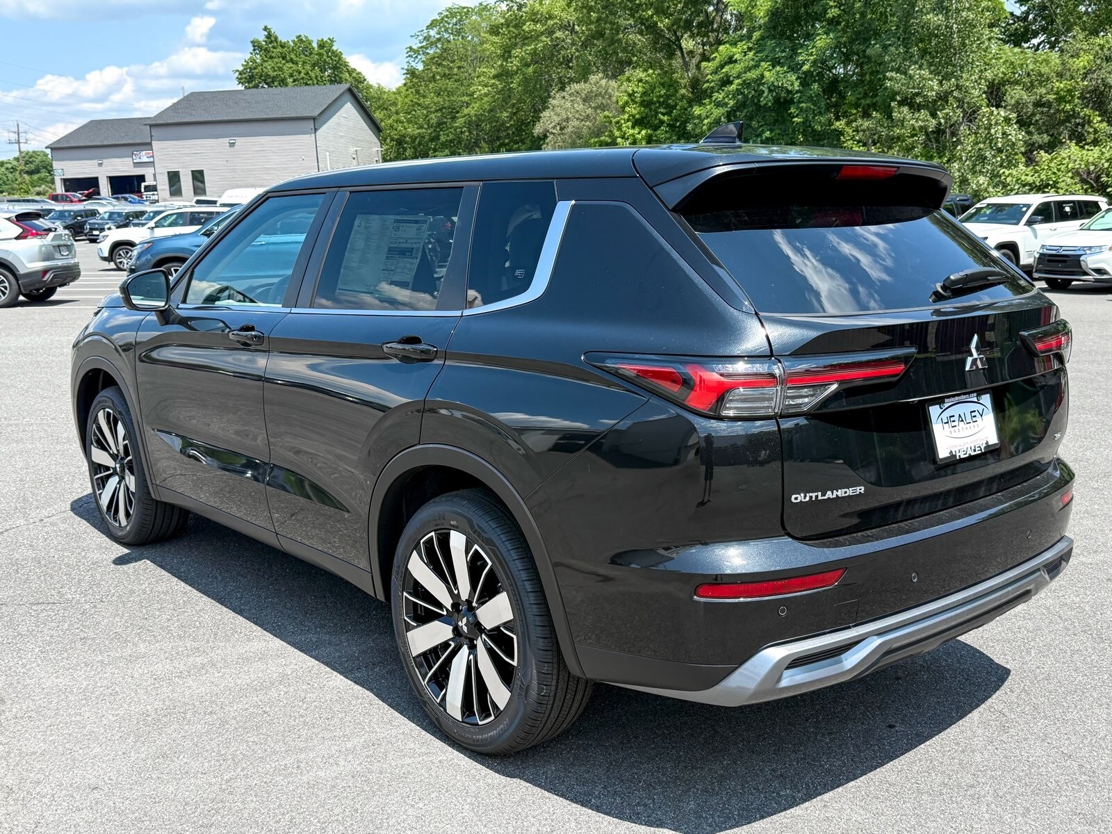 2025 Mitsubishi Outlander SE Ralliart photo 2