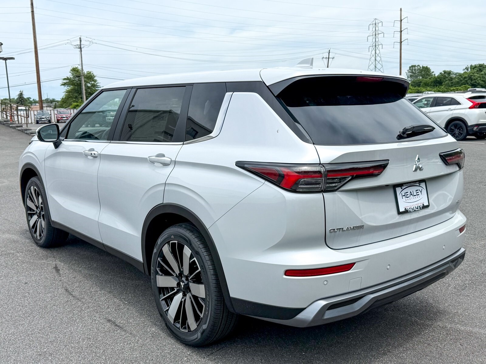 2025 Mitsubishi Outlander SE Ralliart photo 2