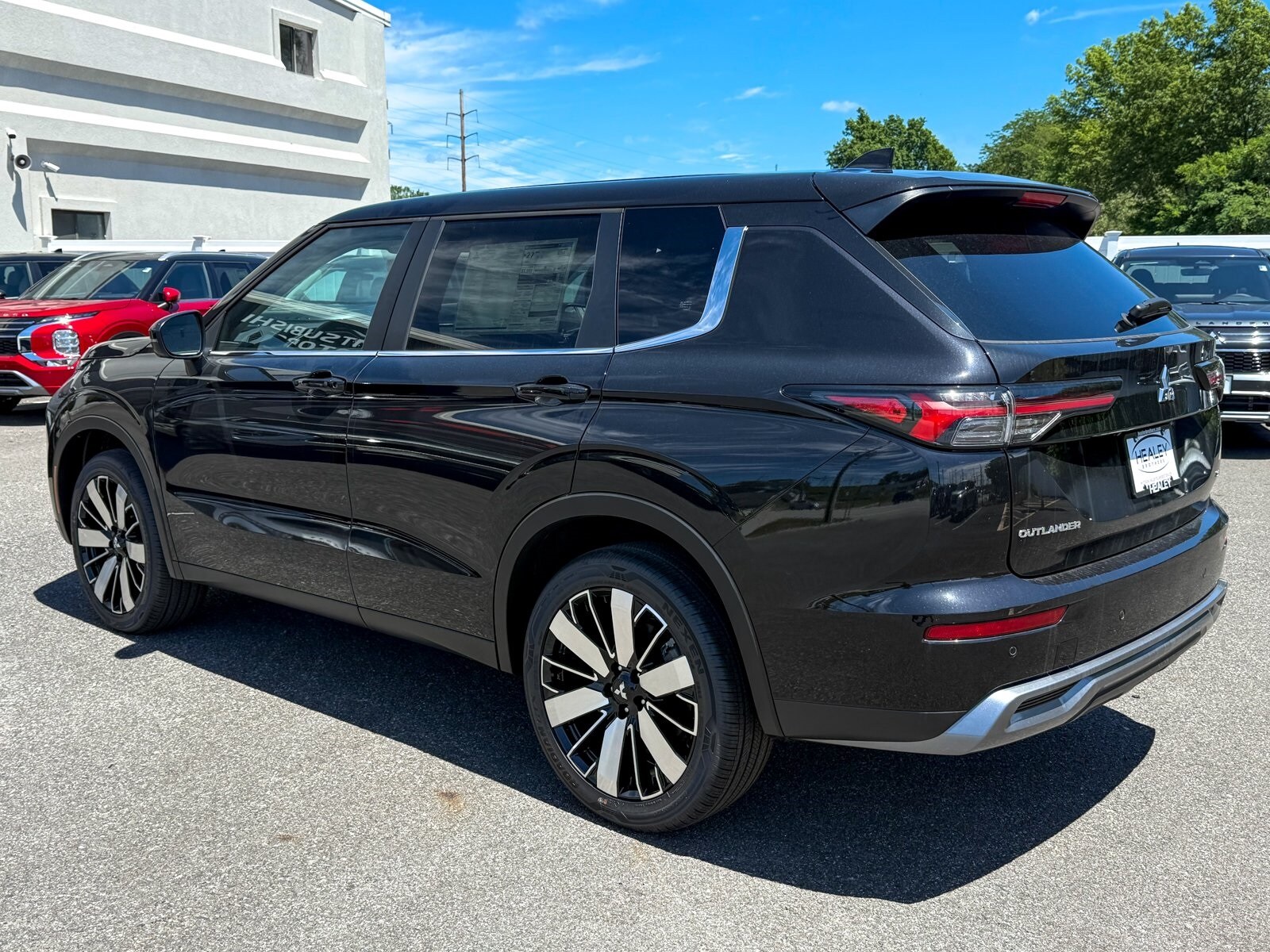 2025 Mitsubishi Outlander SE photo 2