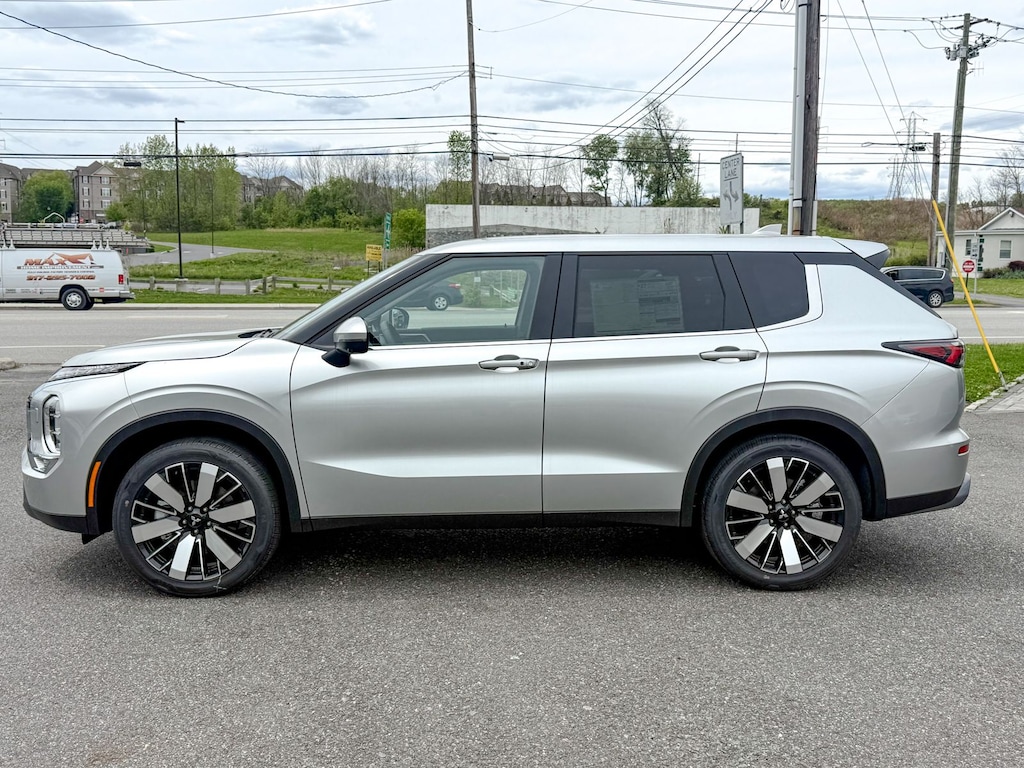 New 2026 Mitsubishi Outlander SE SUV